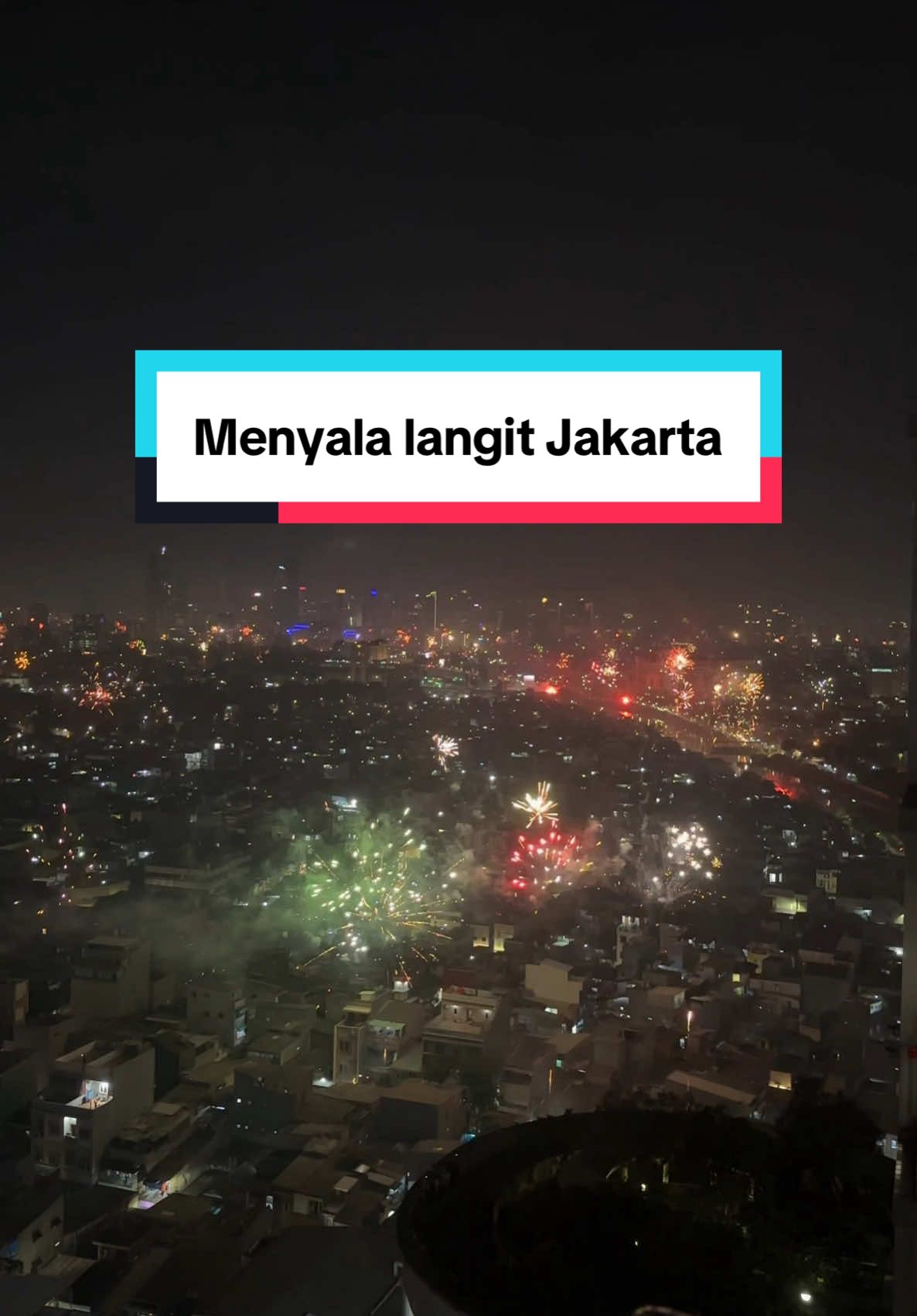 Menyala langit Jakarta malam ini Happy New Year 2025 everyone 🥳🎉 #oldandnew #welcome2025 ##2025 #bye2024 #jakarta