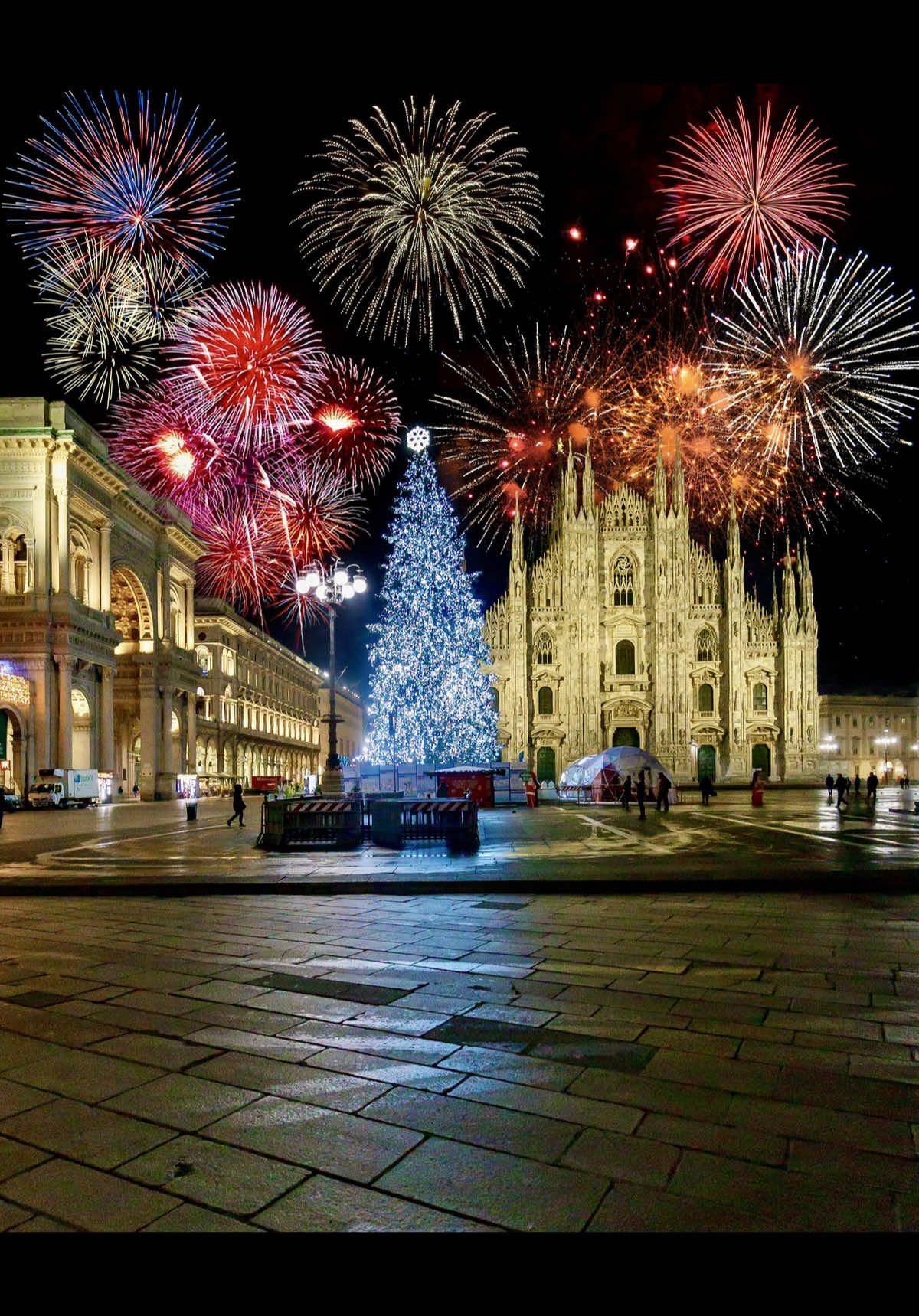 Felice anno nuovo 2025! Happy new year 2025! (Fuochi d’artificio virtuali senza pericoli per animali e umani) #milano #milanoamore #italy #italia #2025 #happynewyear #happynewyear2025 #milano #milanoamore #italy #italia #duomodimilano #piazzaduomo #year2025 #castellosforzesco #fireworks #celebration #newyear #navigli 