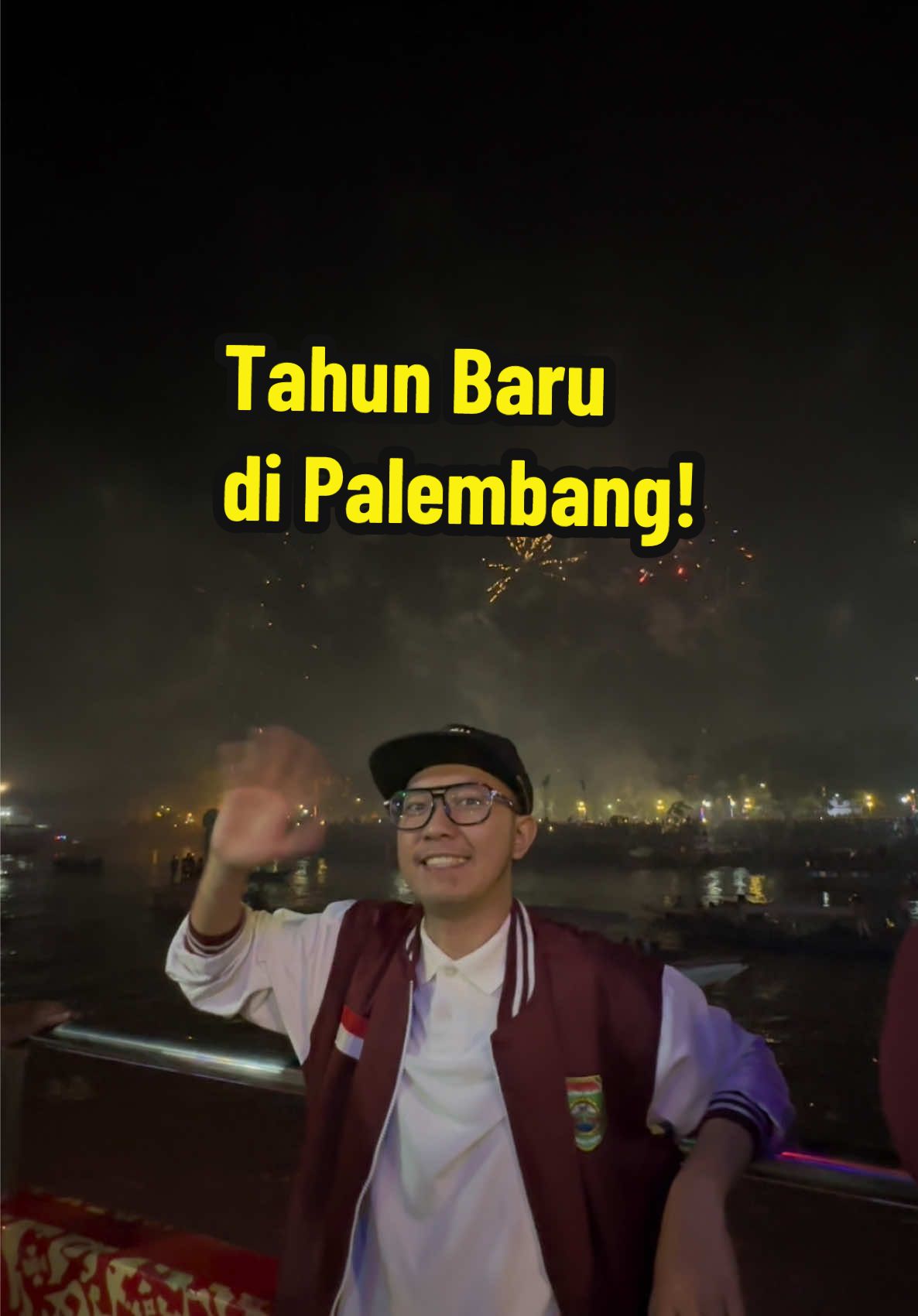 Inovasi keren dari pemerintah Palembang! Drone Show perdana di tahun baru ini! ✨ . Siapo lur yang nonton tadi? . Btw kami lagi naik Musi Cruise 😋 Siapo nak nyubo? . #Dagucoklat #fyp #newyear #2025 #Palembang 