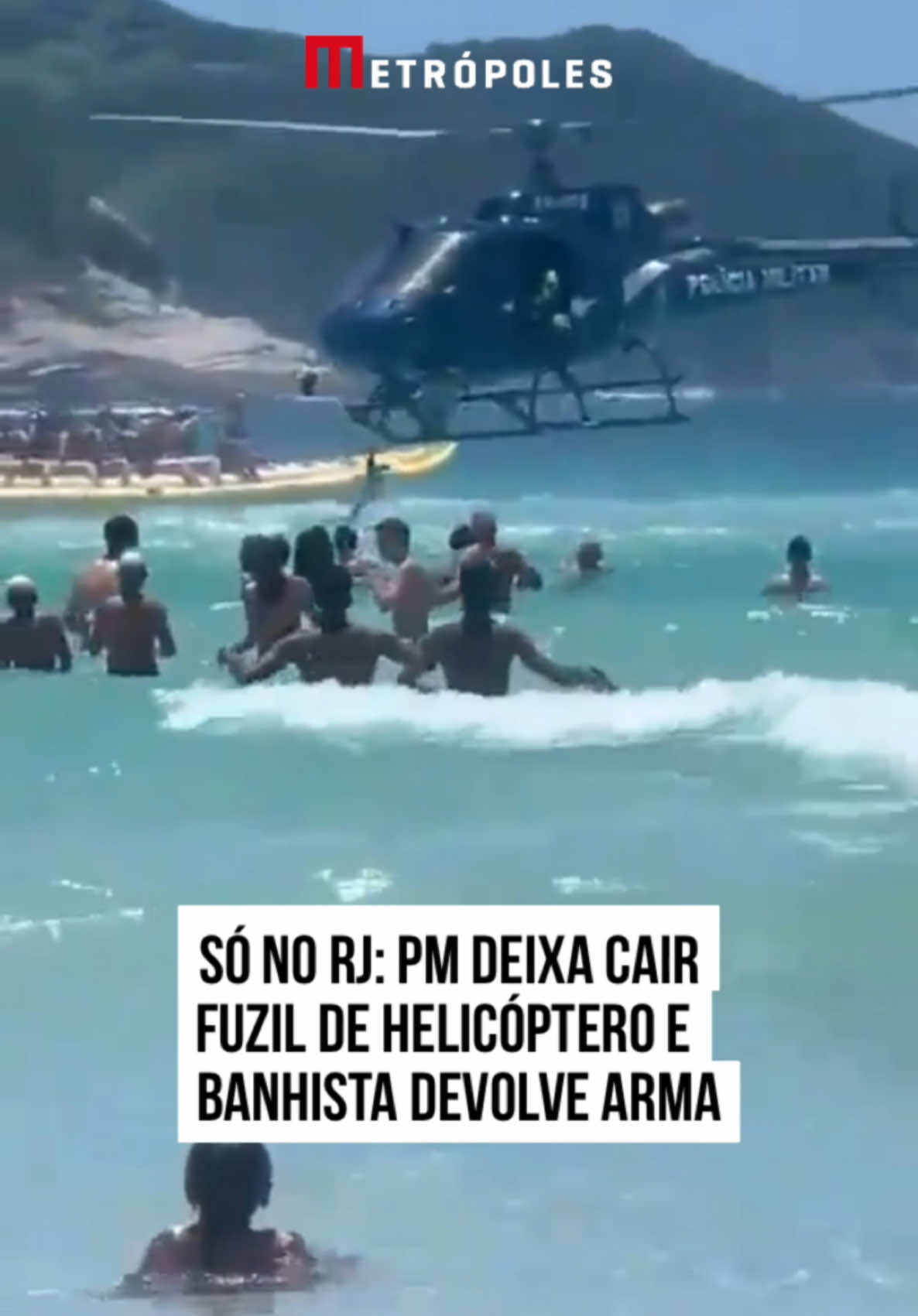 Durante patrulhamento aéreo, um #policial militar deixou um fuzil cair do helicóptero e foi surpreendido por #banhistas que se esforçaram para devolver a arma ao agente de segurança. A cena inusitada aconteceu nesta terça-feira (31/12) na Praia do Forte, localizada em #CaboFrio, na Região dos Lagos, no #RiodeJaneiro. Nas imagens, registradas por pessoas que estavam na #praia, é possível ver a aeronave da Polícia Militar sobrevoando uma faixa rasa do mar, onde alguns banhistas estavam concentrados. Em seguida, um banhista é visto tirando um fuzil da água e entregando a um dos policiais que estavam na aeronave. Após o resgate bem sucedido do equipamento, pessoas que aproveitavam o último dia de 2024 na praia aplaudiram o responsável por devolver o fuzil aos PMs. #TikTokNotícias 