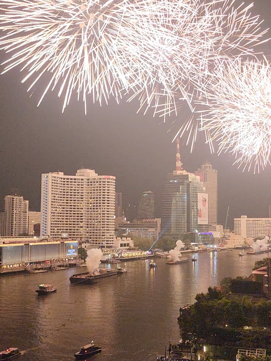 Happy New Year 2025 ❤️ ขอให้เป็นปีที่มีความสุขค่ะ 😊 #happynewyear #HNY2025 #fireworks #iconsiam #พลุ #พลุไอคอนสยาม  #เทรนด์วันนี้ #fyp #เค้าว่าดี 