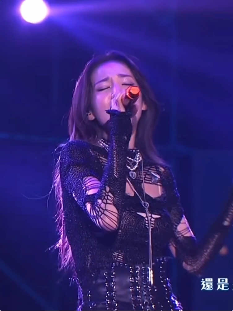 meteor garden ost ‘ni yao de ai 你要的爱' by sandara park at kaohsiung new year’s eve party in taiwan 2025高雄跨年晚會 #dara #sandarapark #2ne1 #niyaodeai #meteorgarden #newyearseve #2025 #dara2ne1 #fyp #fypシ #foryou 