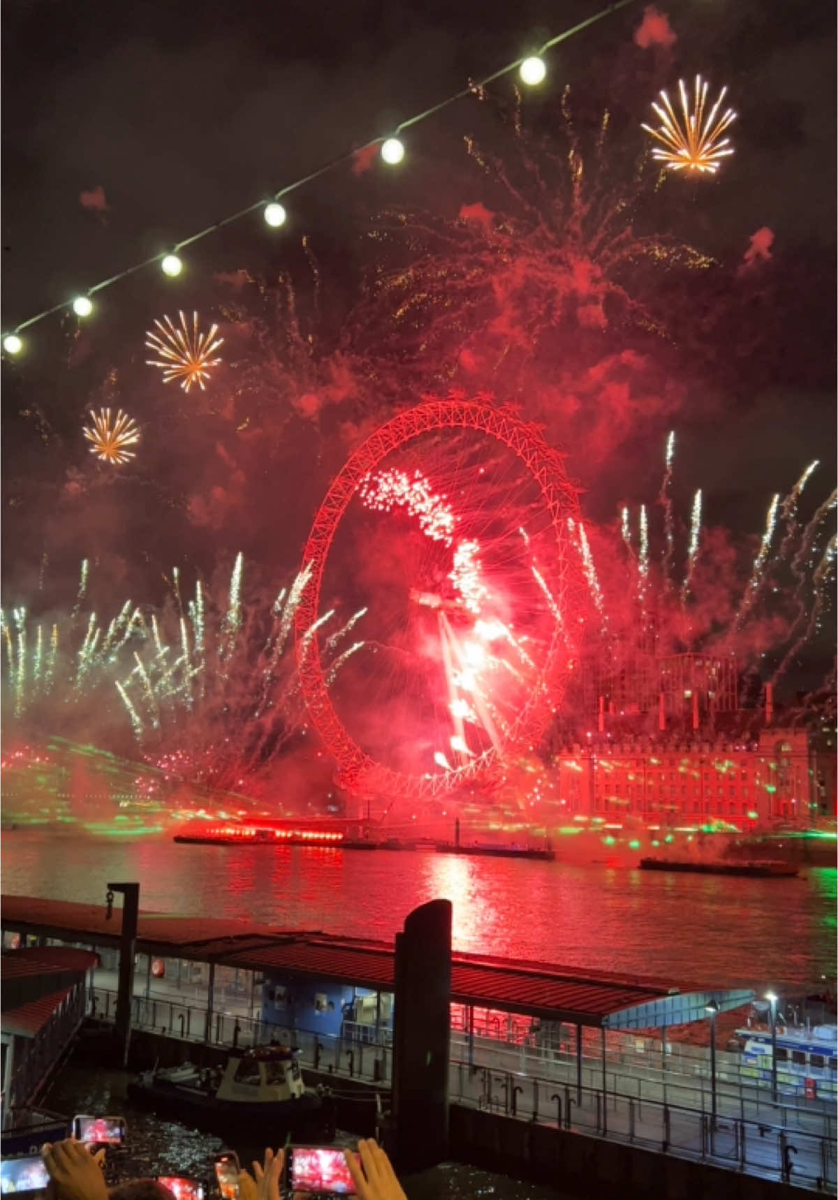 Happy new year Tonight be ready London fireworks #londonlife #tred #london #happynewyear #happynewyear2025 #happynewyear2022🥂🎄🎉🎁🎇 