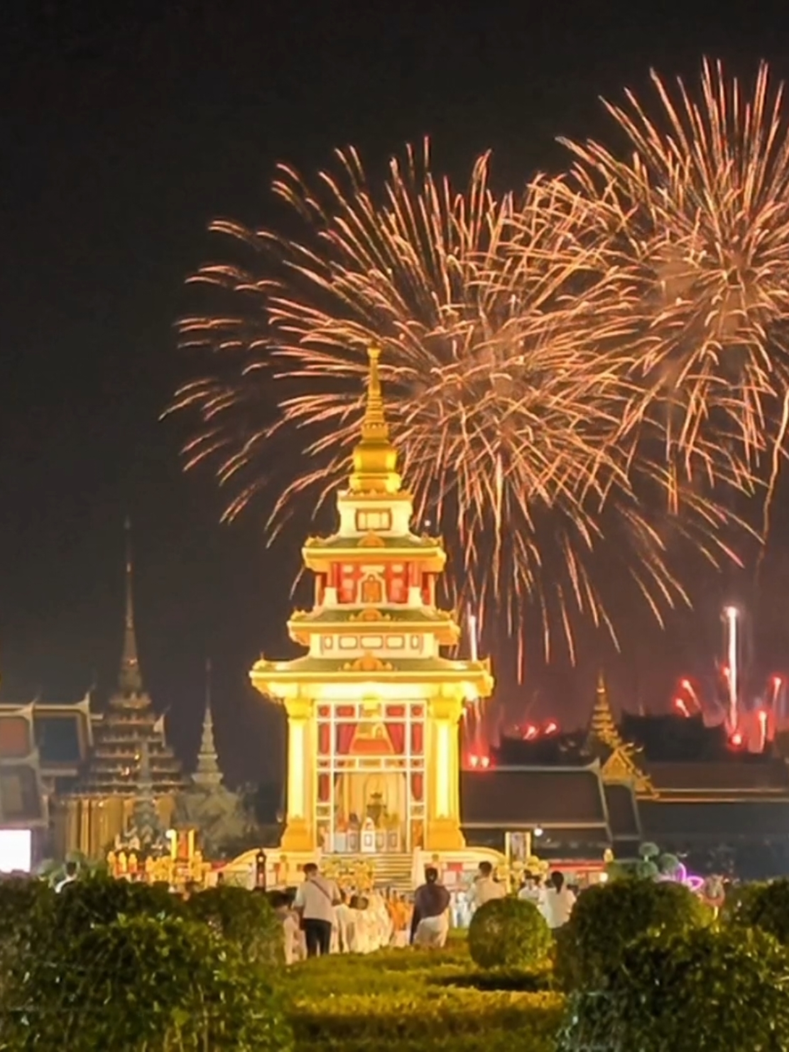 สวัสดีปีใหม่ ๒๕๖๘  Happy New Year 2025  from Bangkok, Thailand  ขอสรรพมงคลจงมีแด่ทุกท่านเทอญฯ ปีนี้พลุสวยงามอลังการ จัดเต็มม๊ากกก #สนามหลวง #พระเขี้ยวแก้ว #พระบรมสารีริกธาตุ #happynewyear #happynewyear2025 #พลุปีใหม่ 