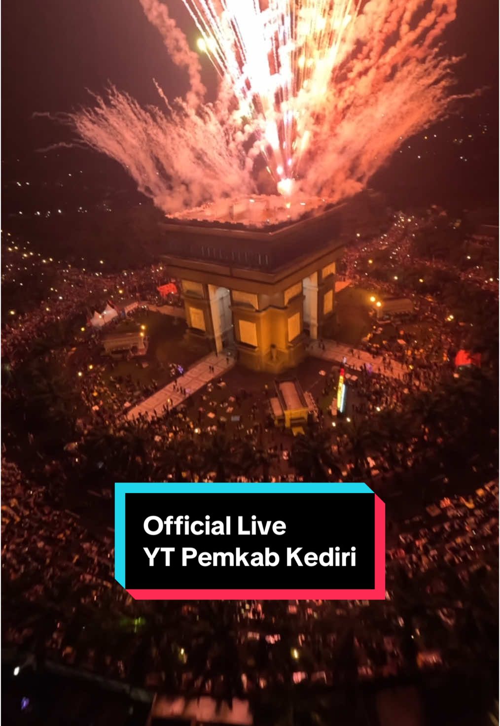 Kembang Api di Simpang Lima Gumul setelah 5 Tahun Vakum. Saat menjadi drone official Pemkab Kediri Youtube. 😍 #drone #dronevideo #droneshot #dronechallenge #dronetiktok #droneshow #fpv #fpvkembangapi