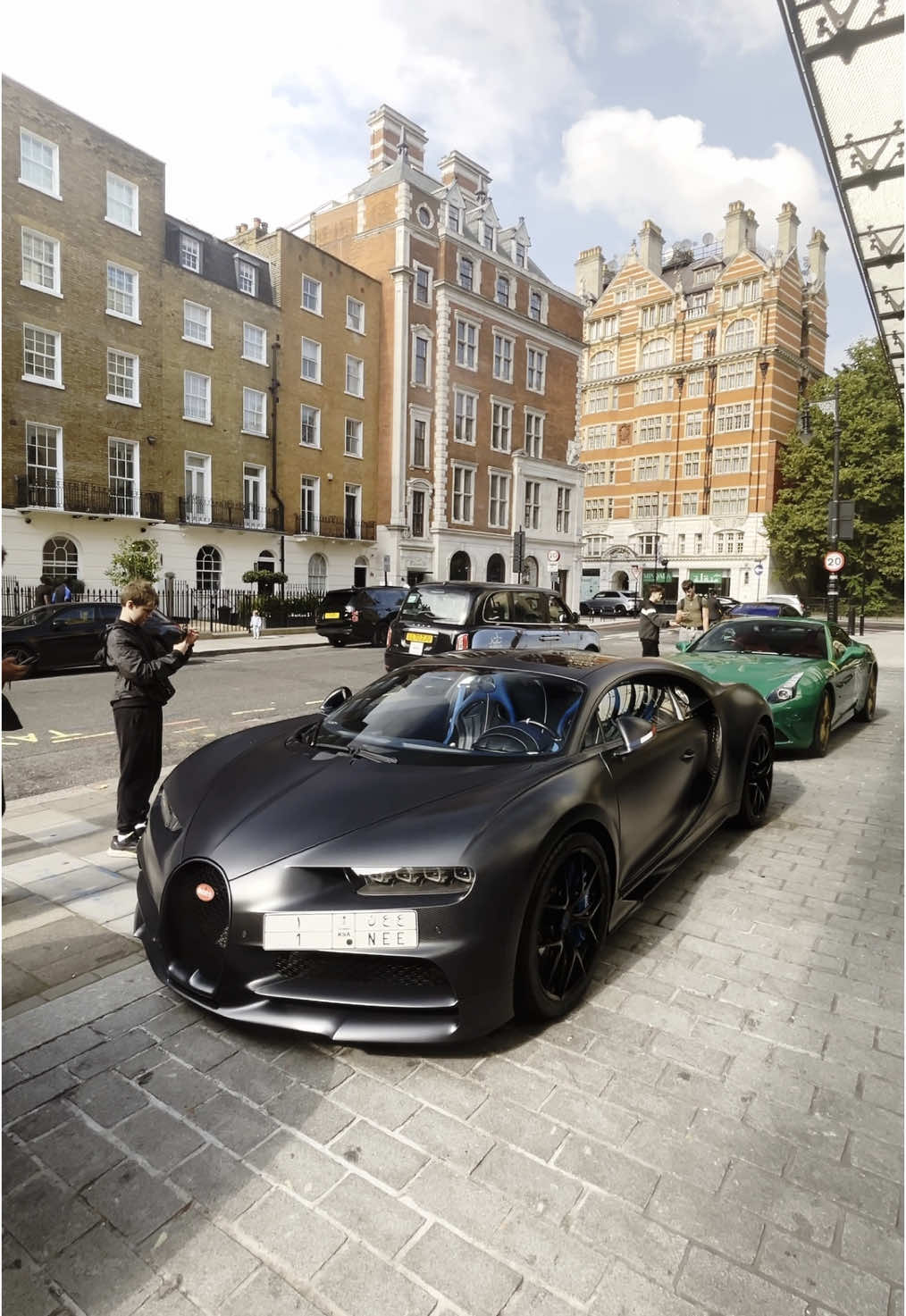 110 ans Chiron #cars #carenthusiast #carcommunity #bugatti #bugattichiron #fyp viral #ulix 