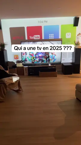 En 2025, qui a encore besoin d’une TV quand on a le HDR25 ? Alors que les téléviseurs traditionnels continuent de trôner dans les salons, des solutions comme le projecteur HDR25 redéfinissent la façon dont nous consommons nos contenus en 2025. Compact, performant et ultra-portable, ce projecteur vidéo révolutionnaire fait bien plus que remplacer un écran TV : il transforme n’importe quel espace en salle de cinéma. Pourquoi opter pour le HDR25 ? 1. Une qualité d’image époustouflante 	•	Résolution 1080p et support 4K HDR10 : Offrant une clarté incroyable, le HDR25 est conçu pour restituer des couleurs vibrantes et des contrastes profonds, rivalisant avec les meilleurs écrans OLED ou QLED. 	•	Luminosité de 4000 lumens : Parfait pour une utilisation dans presque toutes les conditions d’éclairage, sans besoin de pièce entièrement sombre. 2. Une portabilité inégalée Avec ses dimensions compactes (175x175x39 mm) et son poids de seulement 1,05 kg, le HDR25 s’emmène partout. Que ce soit pour un voyage, une soirée entre amis ou une présentation professionnelle, il suffit d’un mur pour déployer un écran XXL. 3. Une autonomie et une connectivité modernes 	•	Batterie intégrée de 15 000 mAh : Jusqu’à plusieurs heures de projection sans être branché. 	•	Wi-Fi 2.4G/5G et Bluetooth 5.0 : Compatible avec vos plateformes de streaming préférées, vos appareils mobiles ou vos enceintes Bluetooth. 4. Une expérience immersive 	•	Zoom 1,2x et rapport de projection 1.2:1 : Obtenez une image parfaitement calibrée, même dans des espaces restreints. 	•	Correction 4 points et mise au point automatique : Une configuration simplifiée, pour que vous profitiez du spectacle en quelques secondes. 	•	Haut-parleurs intégrés (2x3W) : Un son clair et immersif sans accessoires supplémentaires. Le HDR25 : une alternative parfaite à la TV Pourquoi s’encombrer d’une télévision alors que le HDR25 offre autant de flexibilité et de performances ? En plus de sa durée de vie exceptionnelle (20 000 heures), il s’adapte à toutes les situations : 	•	Salon : Transformez votre mur blanc en un écran cinéma géant. 	•	Nomadisme : Avec sa taille compacte et sa batterie puissante, le HDR25 est idéal pour le camping ou les vacances. 	•	Gaming : Profitez d’une immersion totale grâce à la faible latence et à la qualité visuelle du projecteur. Conclusion : dites adieu à la TV statique ! En 2025, le projecteur HDR25 est bien plus qu’un simple gadget. Il s’impose comme la meilleure alternative aux écrans TV, combinant qualité, portabilité et technologie de pointe. Plus besoin de compromis entre design et performance : avec le HDR25, vous avez tout en un. Alors, êtes-vous prêt à abandonner votre vieille TV pour l’avenir ?