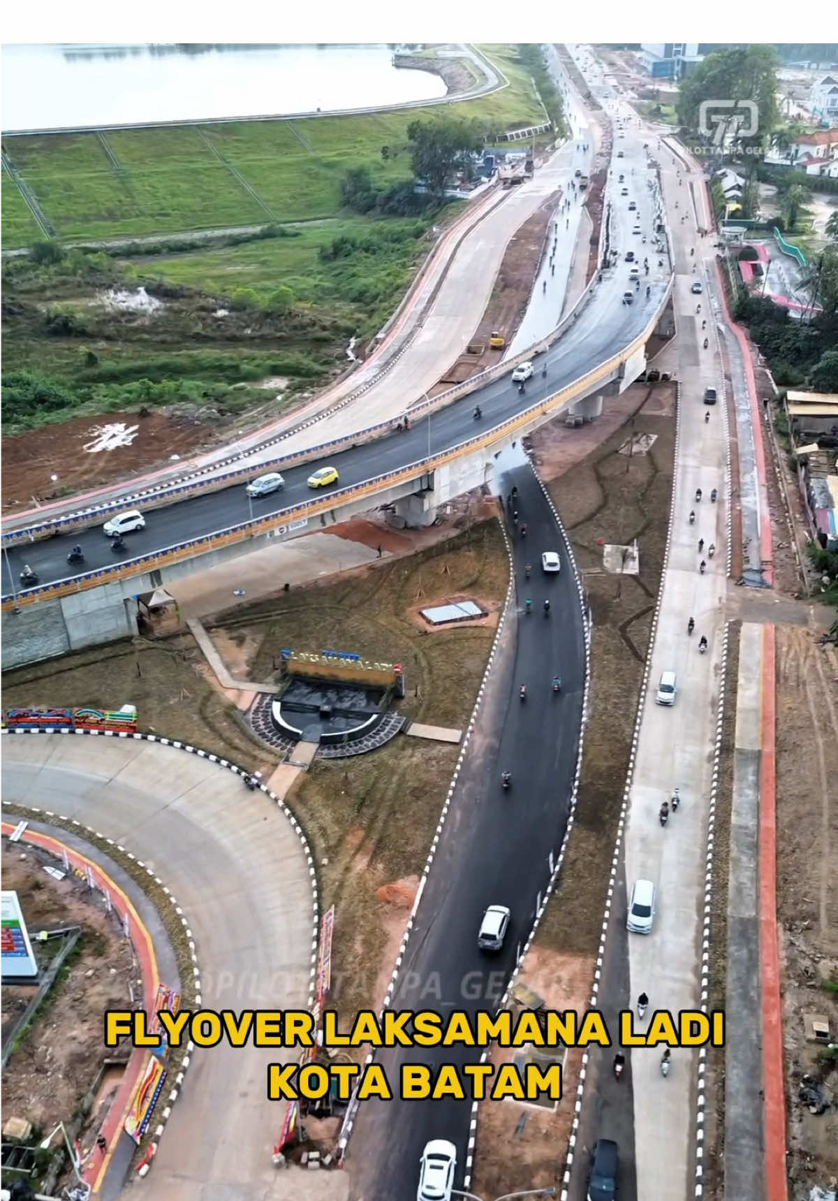 🇮🇩 Flyover Laksamana Ladi Kota Batam. Laksamana Ladi dikenal sebagai pemimpin angkatan laut yang berani dan piawai dalam strategi pertempuran laut. Pada era Kesultanan Melayu Riau-Lingga, ia memimpin pasukan laut untuk melindungi wilayah kepulauan dari ancaman para perompak yang kerap mengganggu jalur perdagangan. Tidak hanya menghadapi bajak laut, Ladi juga berjibaku melawan kekuatan asing yang mencoba menguasai perairan penting ini. Kepiawaian Laksamana Ladi dalam berlayar dan memimpin armada membuatnya dihormati sebagai sosok pahlawan maritim. Dengan strategi cemerlang dan keberanian tanpa batas, ia menjaga stabilitas ekonomi Kesultanan Melayu, yang saat itu sangat bergantung pada perdagangan laut. video by: @Pilot Tanpa Gelar  #batam #kotabatam #sscbatam