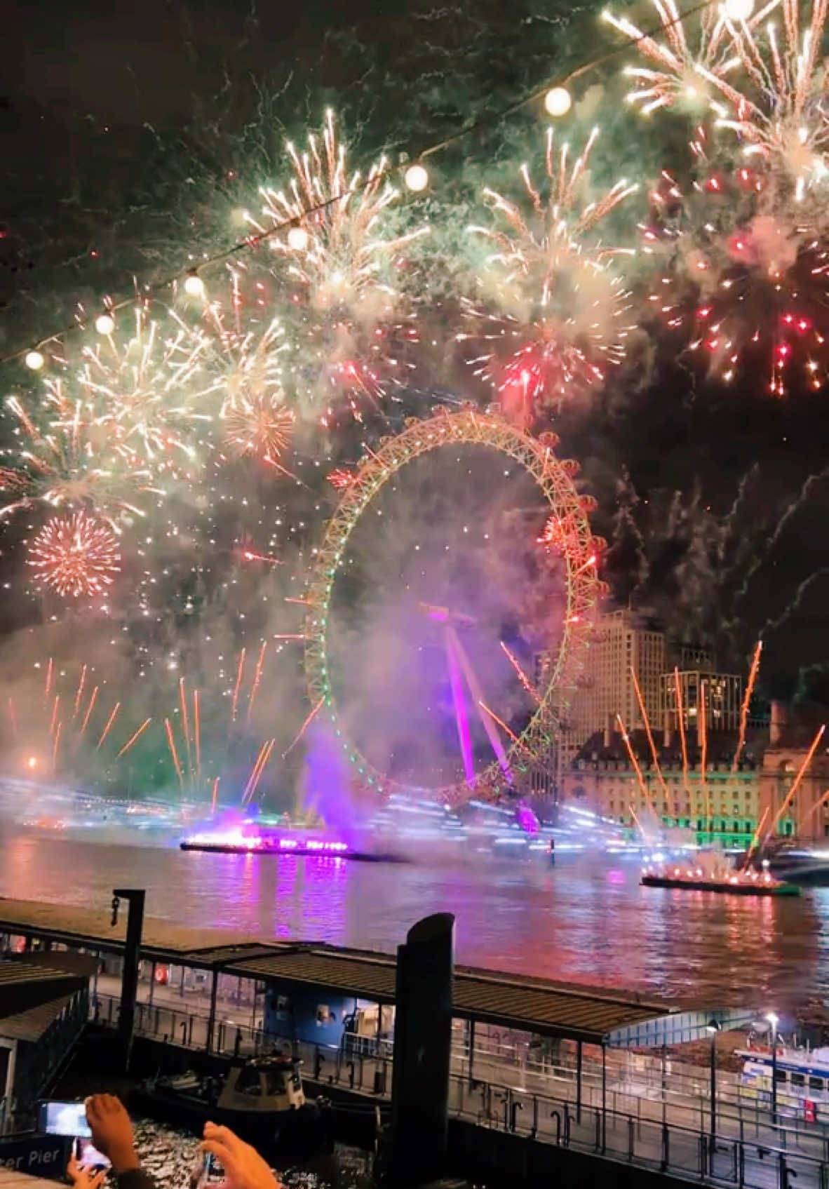 fireworks 2025 London #happynewyear #2025 #unitedkingdom #foryo #tiktoknepal #londoneye #fyp 