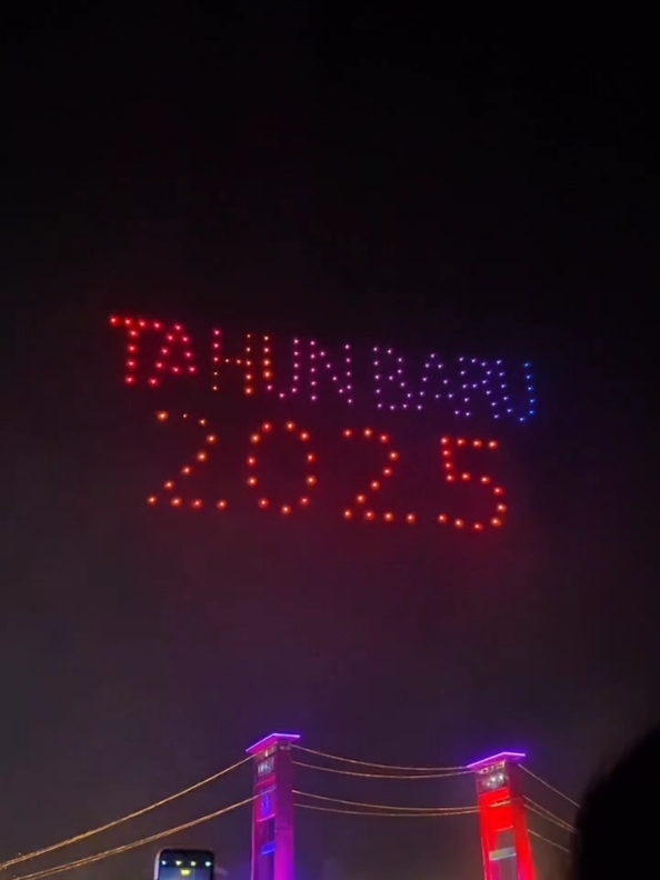 Festival Drone Show Happy New Year 2025 #happynewyear #2025 #festivaldroneshow #palembang #happynewyear2025🎉🎊 #amperapalembang 