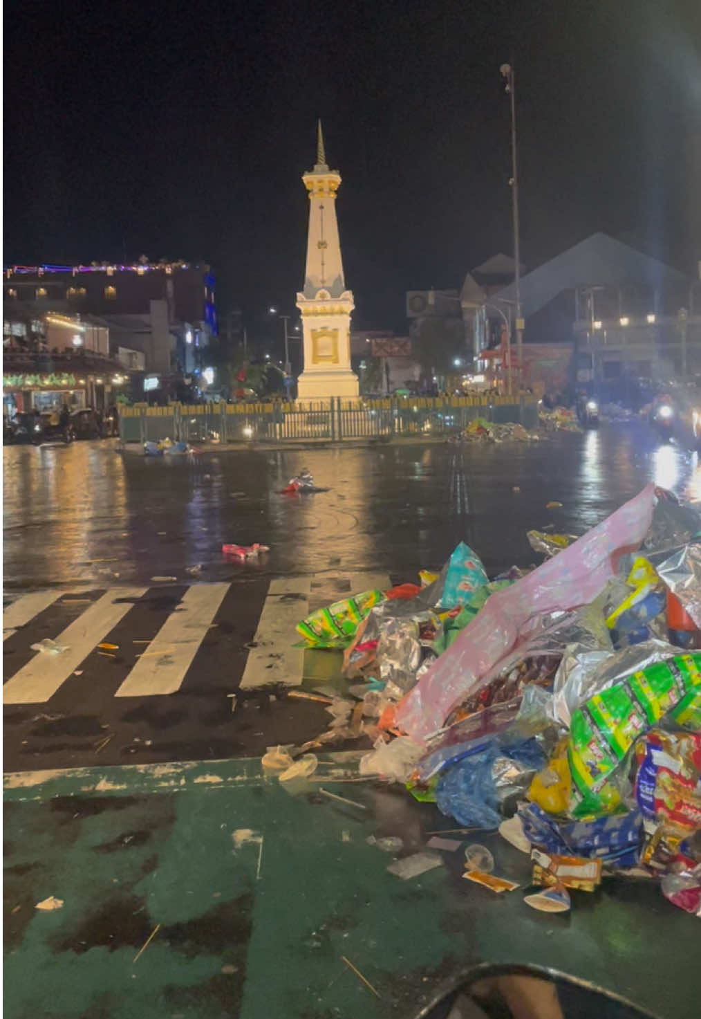 sangat disayangkan, kondisi sampah tugu jogja after perayaan tahun baru