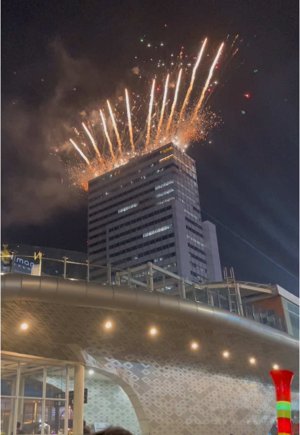 Happy New Year 2025🥳 #happnewyear #bundaranhi #thamrin #bundaranhijakarta #newyear2025 #jakarta #happynewyear2025 #placetogojkt 