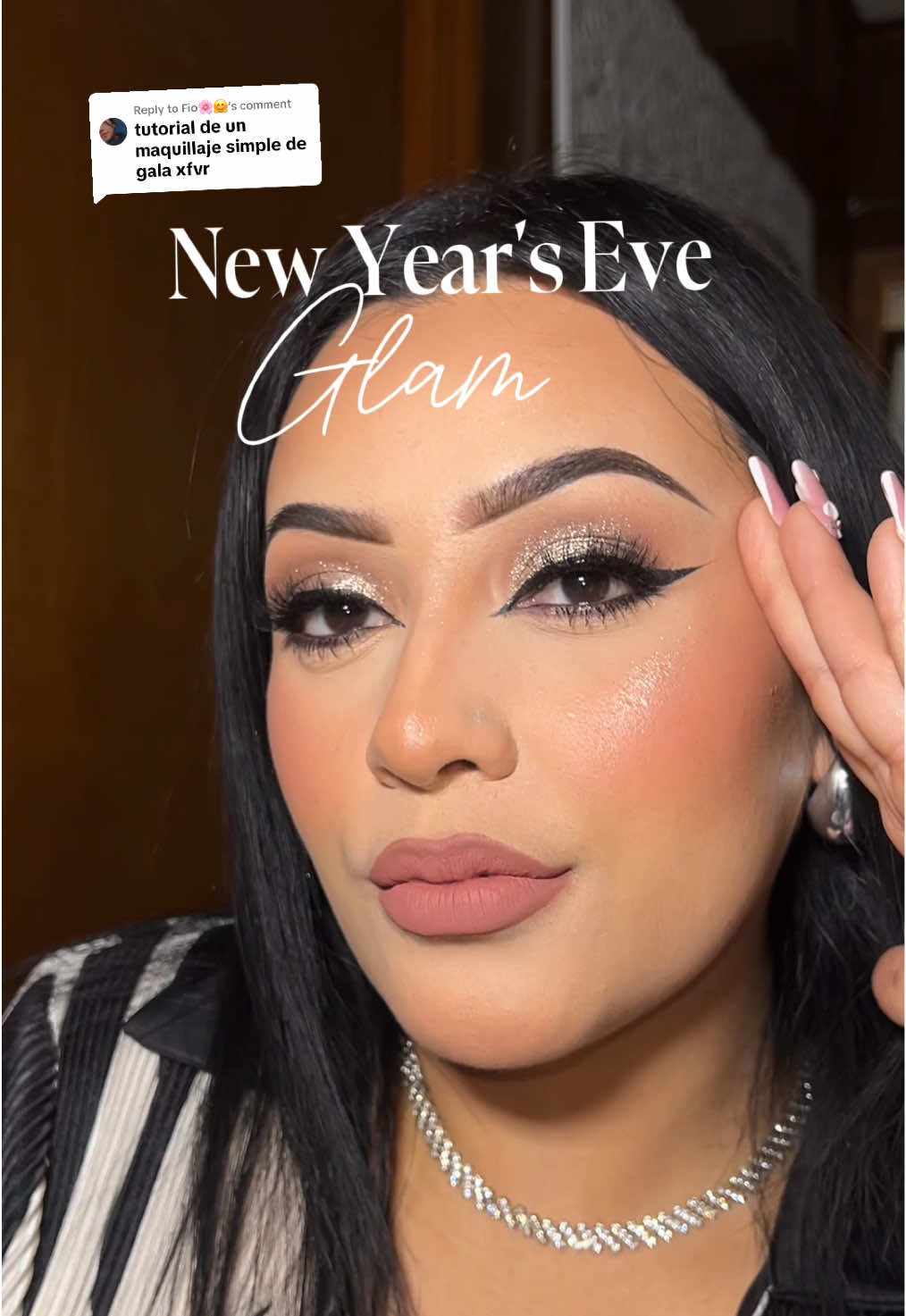 Replying to @Fio🌸🤗 Aqui esta hermosa 🫶🏼 El ultimo glam del año 😊🙏🏼 Eyebrow gel: @L’Oréal Paris Palette: @Beauty Creations Cosmetics Blush: @Painted Lips: @DoseofColors • #newyear #newyearsglam #makeup #beauty #trending #fyp #paratii #lolismakeup #viralvideo #beautyhacks #makeuptips #makeuptutorial #lashes #eyebrows #maquillajetutorial #makeupforbeginners #easymakeup #BeautyReview