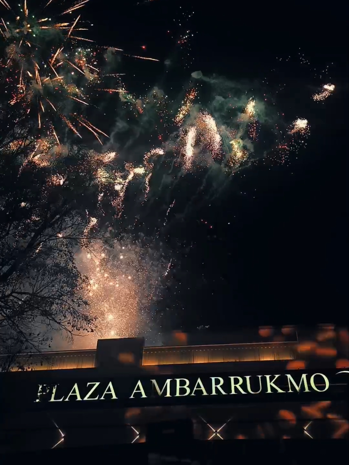 tahun baru ke-4 kalinya di Jogja #amplazjogja #fireworks #2025 #tahunbaru #kembangapi #ambarukmoplazajogja 