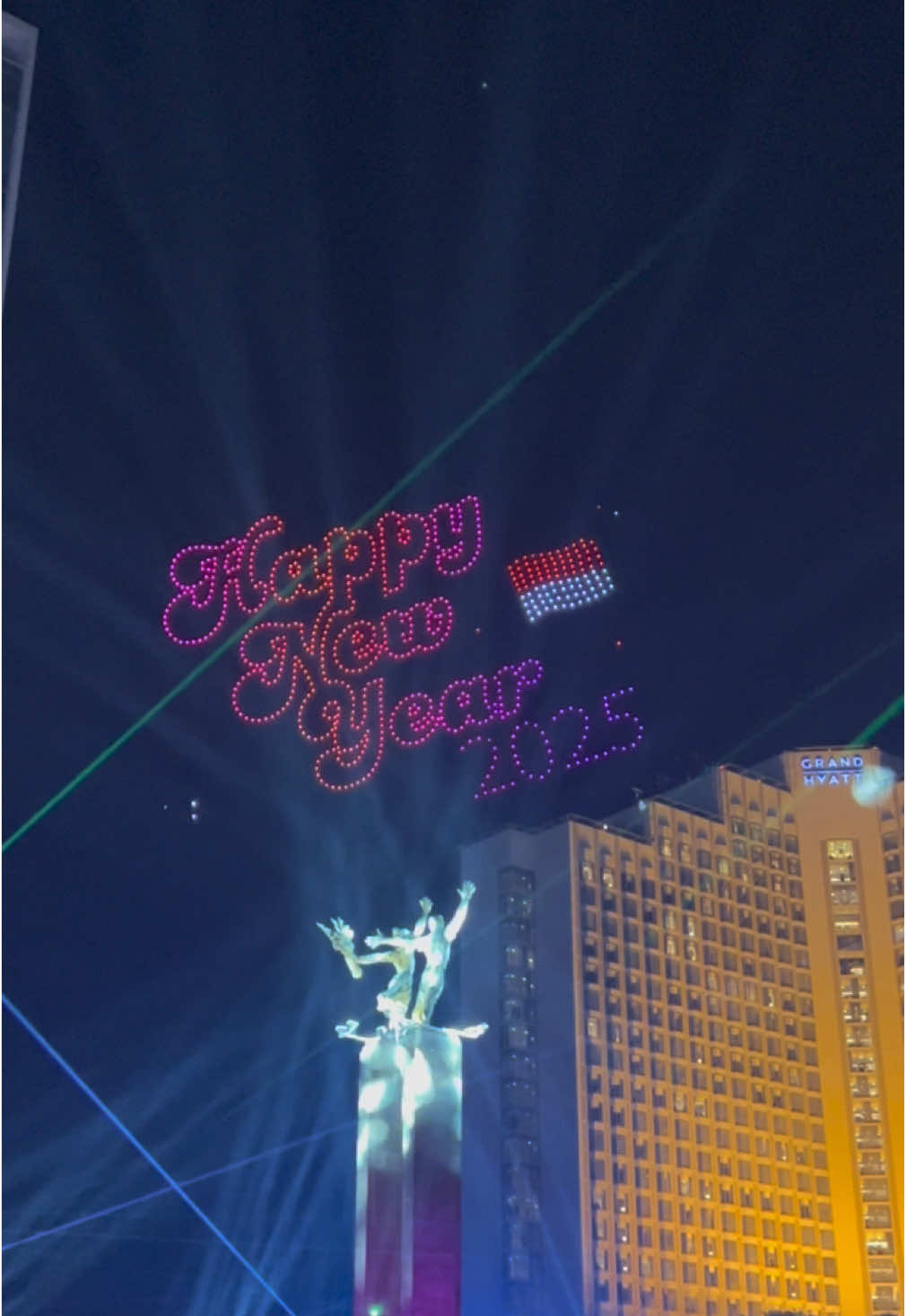 Happy new year 2025 🥳🥳  - - - #bundaranhi #jkt2024 #jakarta #pertunjukandrone #happynewyear2025 