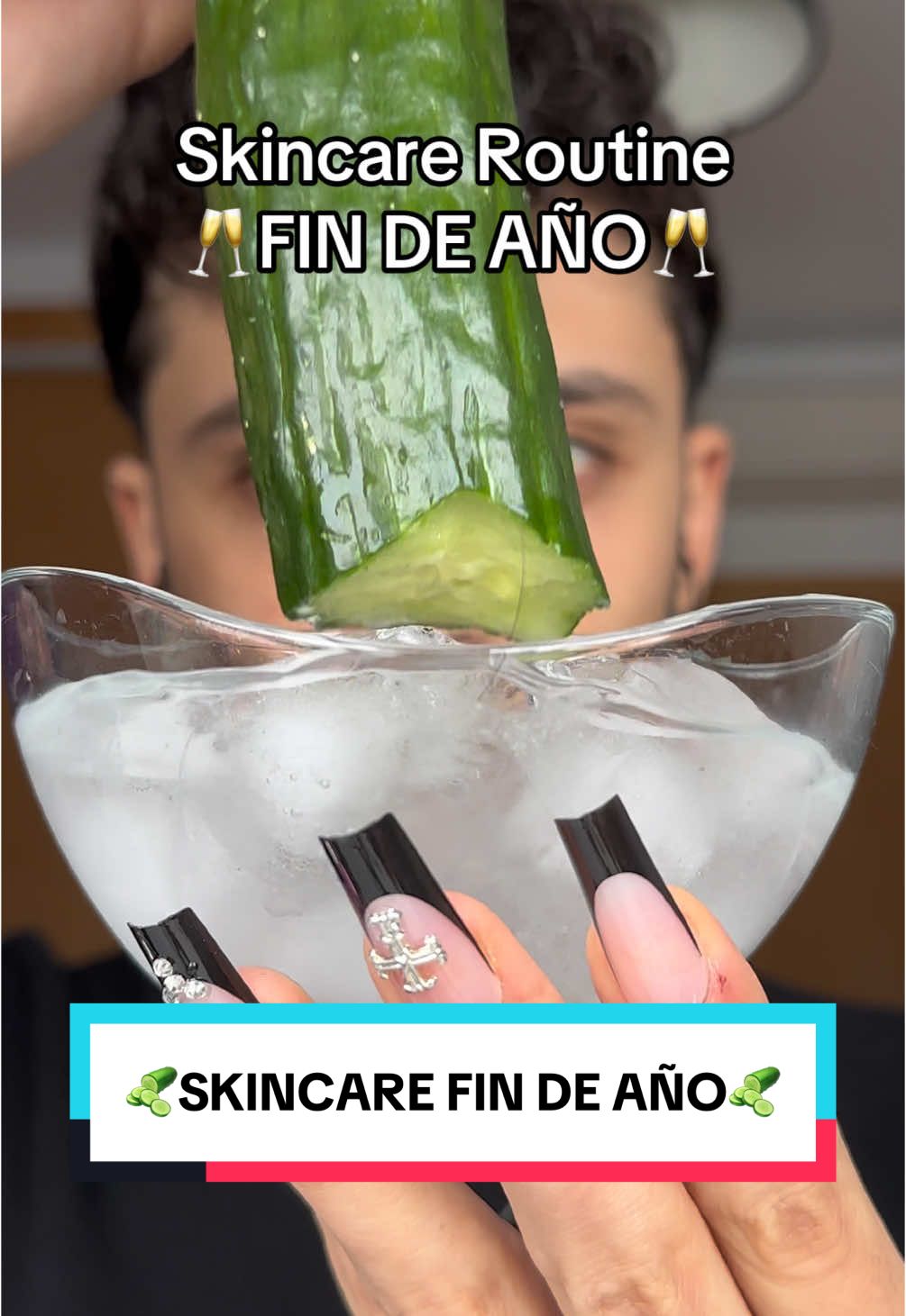 Solo necesitas 🥒UN PEPINO🥒 para estar radiante este 2025. Habéis preparado ya vuestra piel para despedir el 2024?! #ASMR #ASMRskincare #skincare #skincaretips #skincarehacks #beautyhacks #pepino #asmrcucumber #beautytricks #newyearseveskincare #2025skincareroutine #fypage 