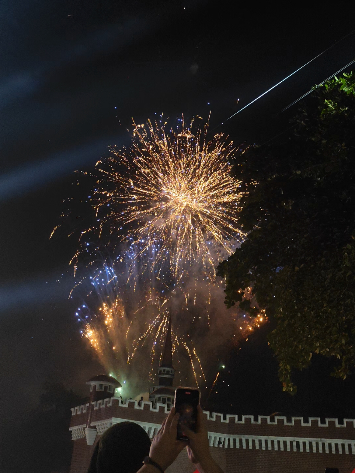 Happy new year 🥳  menghabiskan malam pergantian tahun di @tmiiofficial Keren bgt.. sambil menikmati musik #soraksorai  #tmii #kembangapi #newyear #2025 #happynewyear #fypage 