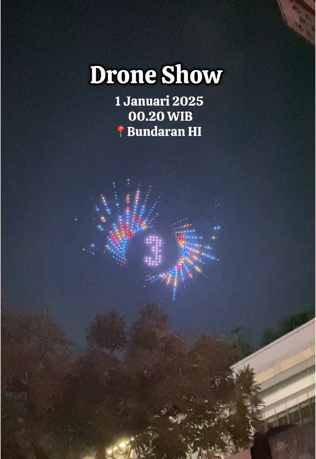 Serius nanya? Drone shownya telat apa sengaja ditelatin ya? Apa biar gak nabrak sama petasan? 🤭🙏🏻 #bundaranhi #dronevideo #droneshow #jakarta #malamtahunbaru #akhirtahun #2025 