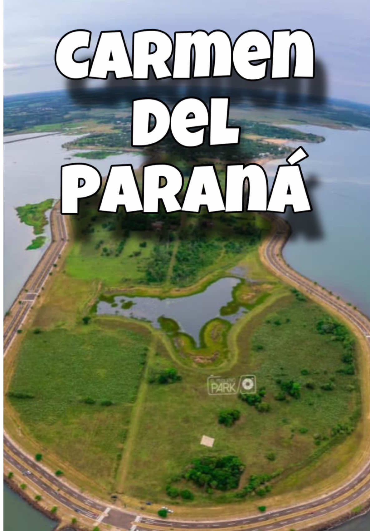 Carmen del Paraná, ubicada en el departamento de Itapúa, Paraguay, es un destino turístico destacado por sus hermosas playas y variadas opciones de alojamiento y entretenimiento. La ciudad cuenta con tres playas principales: Tacuarí, Ybycuí y Pirayú, cada una con características únicas que atraen a diversos tipos de visitantes. Playas: 	•	Playa Tacuarí: Esta playa es pública y de acceso gratuito. Ofrece servicios como alquiler de sombrillas y sillas, además de contar con salvavidas y baños públicos.  	•	Playa Ybycuí: También de acceso público, es conocida por su ambiente familiar y tranquilo, ideal para quienes buscan relajarse junto al río Paraná. 	•	Playa Pirayú: Esta playa se divide en dos sectores: uno general, de acceso gratuito, y un sector VIP que ofrece comodidades adicionales como áreas con sombra, pufs y reposeras. En este sector VIP, se aplican tarifas por el ingreso de bebidas, sillas, sombrillas y toldos.   La ciudad ofrece opciones de alojamiento para todos los gustos, desde espacios acogedores para desconectar hasta lugares ideales para disfrutar en familia o con amigos. Aquí puedes pasar días enteros explorando, relajándote y creando recuerdos únicos, con la comodidad de quedarte a pocos pasos de las playas Además de disfrutar de las playas, los turistas pueden visitar el Museo Histórico Ferroviario de Carmen del Paraná, que ofrece una mirada al pasado ferroviario de la región.  La costanera de la ciudad es ideal para paseos al aire libre, con áreas verdes y vistas panorámicas del río Paraná. . . . #turismoparaguay  #CarmenDelParaná #EscapadaPerfecta #VeranoEnParaguay #PlayasConEncanto #DescubreItapúa #DestinoQueInspira #ViajaParaguay