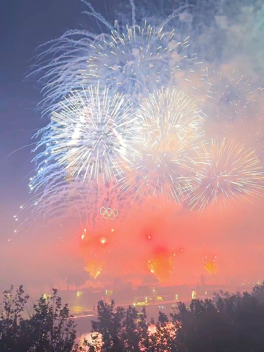 Happy New Year ✨️ #happynewyear #2025 #newyear #parisnewyear #newyearseve #ny #paris2025 #paris #France #eiffeltower #fireworks 