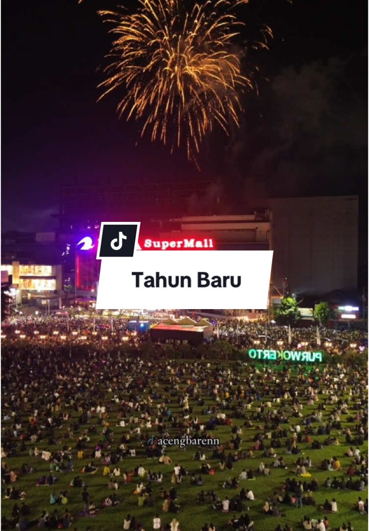 Selamat tahun baru 2025 🎆🎇 #tahunbaru #newyear #kembangapi #fireworks #purwokerto #banyumas #ritasupermallpurwokerto #viral #fyp 