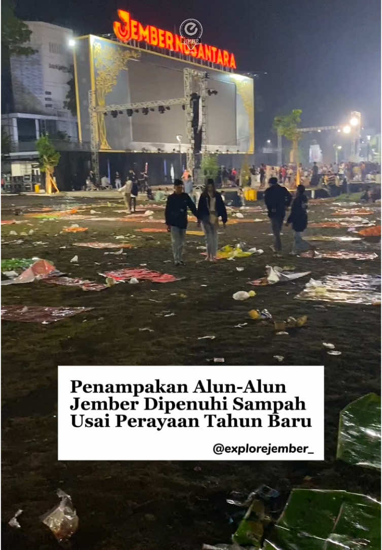 Perayaan malam tahun baru di Alun-Alun Jember berlangsung meriah, namun di penghujung acara banyak orang yang meninggalkan tumpukan sampah. Sampah-sampah yang berserakan sendiri didominasi oleh sampah-sampah plastik. Baik bungkus makanan dan minuman maupun alas tempat duduk. Petugas kebersihan bergerak cepat langsung bersihkan sampah sisa perayaan malam tahun  baru tersebut. #jember24jam #explorejember #fyp #fypシ゚ #beritajember #jember #jatim 