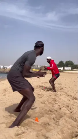 L’entraînement dans le sable présente plusieurs avantages importants, notamment pour les athlètes et les personnes cherchant à améliorer leur condition physique. Voici ses bénéfices principaux : 1. Renforcement musculaire accru 	•	Le sable est une surface instable qui sollicite davantage les muscles stabilisateurs (chevilles, mollets, cuisses, et abdominaux) par rapport à une surface dure. 	•	Il renforce particulièrement les muscles des jambes et améliore la coordination. 2. Réduction des impacts 	•	Le sable absorbe les chocs, ce qui réduit la pression sur les articulations, notamment les genoux, les hanches et les chevilles. C’est idéal pour prévenir les blessures ou pour la réhabilitation. 3. Amélioration de l’endurance et de la puissance 	•	Courir ou sauter dans le sable demande plus d’efforts qu’en terrain classique, augmentant la dépense énergétique. Cela améliore l’endurance cardio-respiratoire et la puissance musculaire. 	•	Les exercices explosifs (comme les sprints ou les sauts) dans le sable développent la force explosive. 4. Développement de l’équilibre et de la proprioception 	•	L’instabilité du sable oblige le corps à s’ajuster constamment, améliorant l’équilibre et la conscience corporelle (proprioception). 	•	Cela peut être particulièrement bénéfique pour les sportifs pratiquant des sports nécessitant des changements rapides de direction. 5. Variante motivante 	•	Travailler dans un environnement naturel comme une plage peut être plus motivant et agréable que dans une salle de sport. Cela réduit le stress et améliore la concentration. 6. Entraînement spécifique pour certains sports 	•	Les sports comme le football de plage, le volley-ball de plage ou le rugby utilisent le sable comme surface de jeu. L’entraînement dans le sable est essentiel pour développer les compétences nécessaires à ces disciplines. En résumé, l’entraînement dans le sable est un moyen efficace et polyvalent d’améliorer la condition physique tout en réduisant les risques de blessures.#100k #flypシ #10k #visibilité #10ktiktokfollowers #dbpbvmbv @ᴹᴵˢᵀᴱᴿ ᴮᴼᴼ🇸🇳🐜 @M. Falilou. D #ucad #insepsFormation @Mōø Barham💫📿 