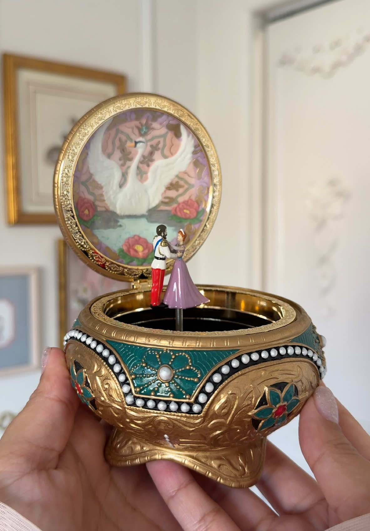 Together in Paris✨🎀🕊️🥹 thank you all for 5700. Goodbye December🌙 #anastasiaromanov #anastasia #anastasiaedit #anastasia #onceuponadecember #musicbox #vintagecollection #vintagetoys #anastasiamusical #togetherinparis #romanov #disneyprincess #anastasia1997 #disneymovies #thriftedfinds #trinket #girlthings