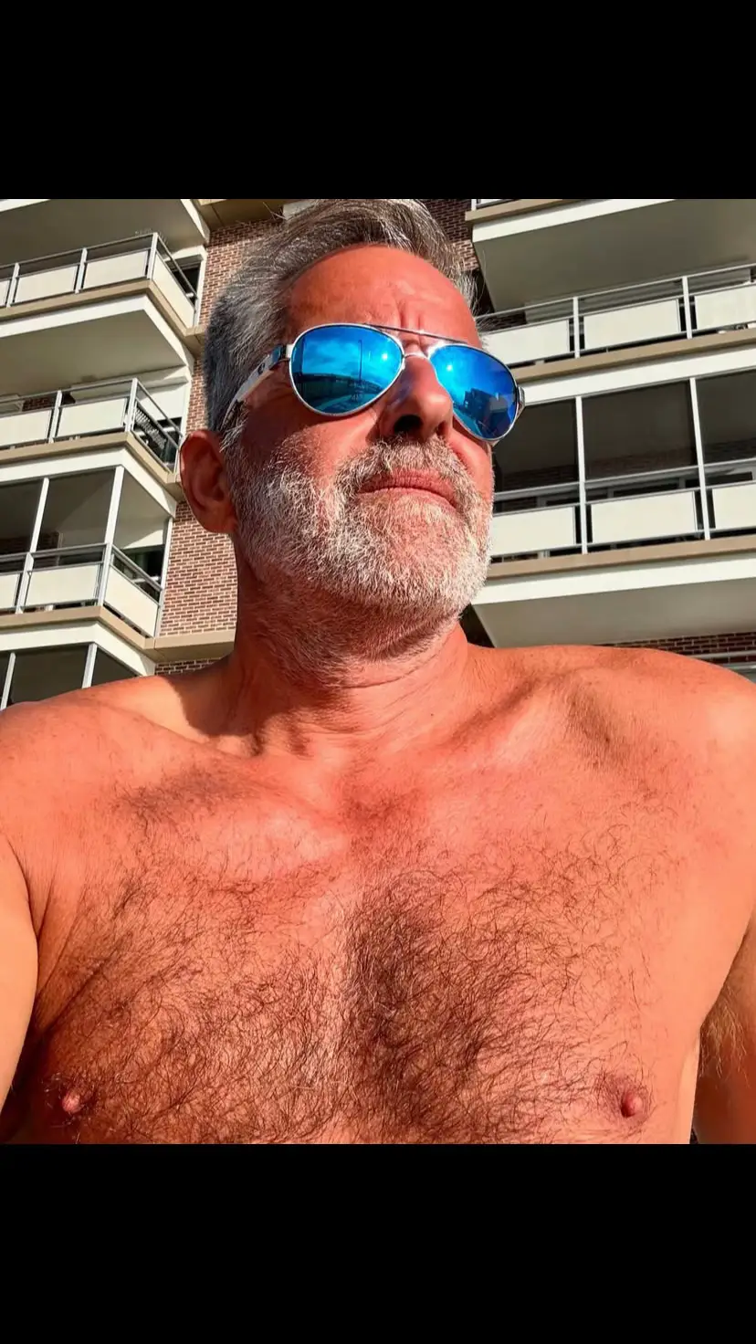 Happy New Year to all my friends and followers. Let’s make 2025 a year filled with meaning and purpose. Time to change the world with a smile, fresh ideas and constant collaboration. #christopherobetz #silverfox #men #handsome #menover50 #mensfitness #daddy #cigardaddy #artist #artistsoninstagram #makeadifference #payitforward #believe #sportsartist #midcentury #midcenturyarchitecture @popartcr @popartgolf