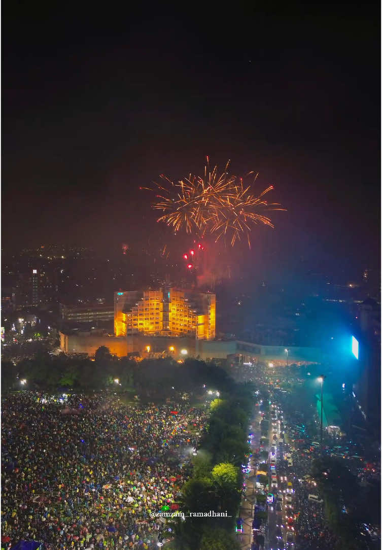 Happy New Year 2025   #semarang #semarangstory #semarang24jam #exploresemarang #jawatengah #simpanglimasemarang #drone #dronephotography #dronevideo #tahunbaru2025 #happynewyear #fyp 