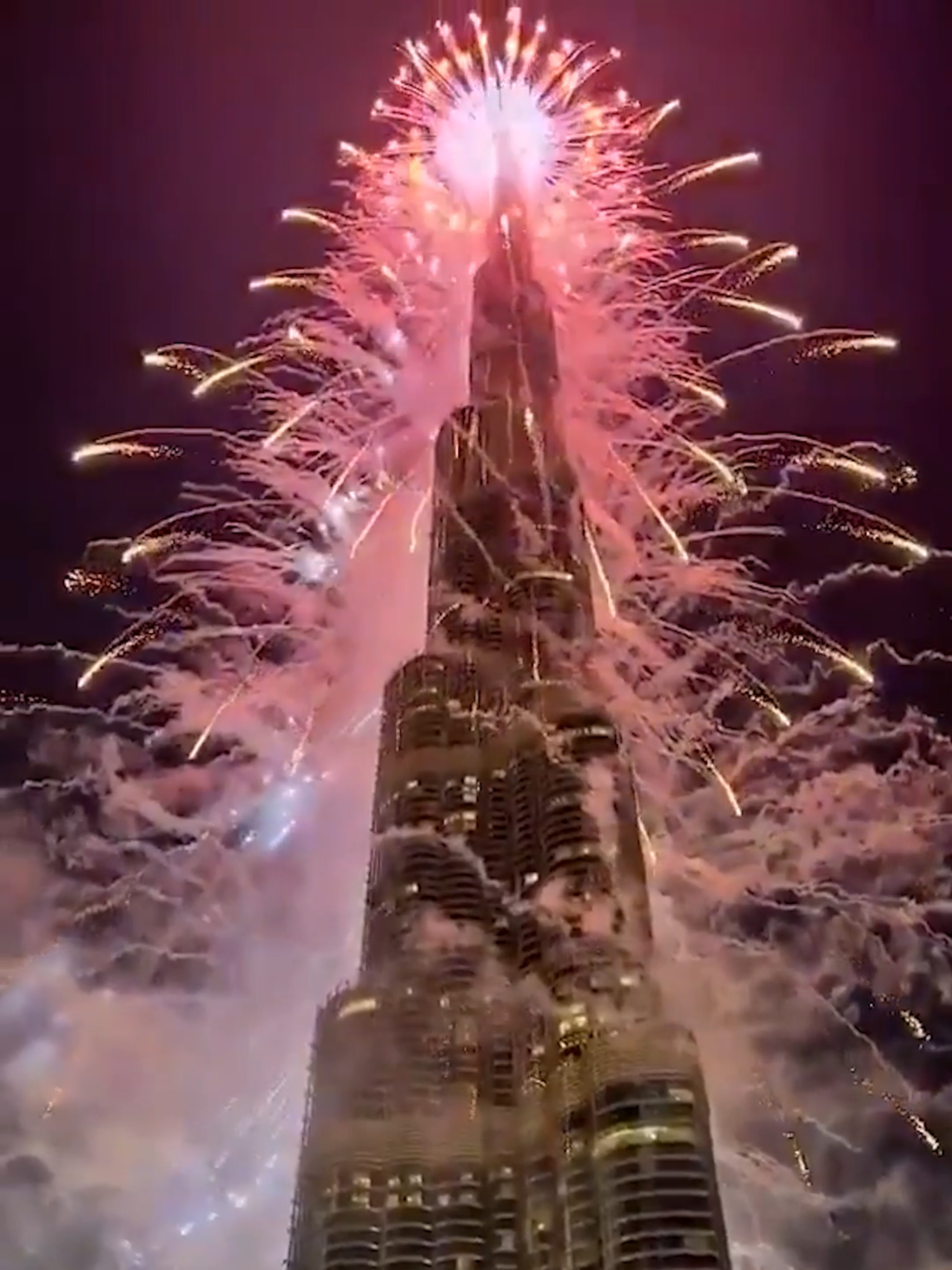 El Burj Khalifa de Dubai brilló con un espectacular show de luces para dar la bienvenida al Año Nuevo 2025. #Latinus #InformaciónParaTi