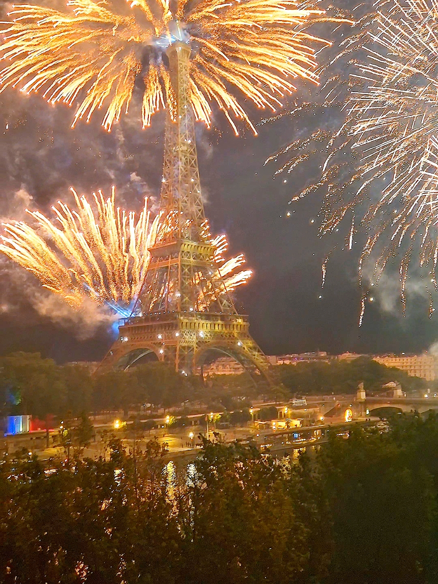 Happy New Year from Paris ✨️ #happynewyear #newyear #2025 #paris #eiffeltower #toureiffel #nye #fireworks #feuxdartifices 