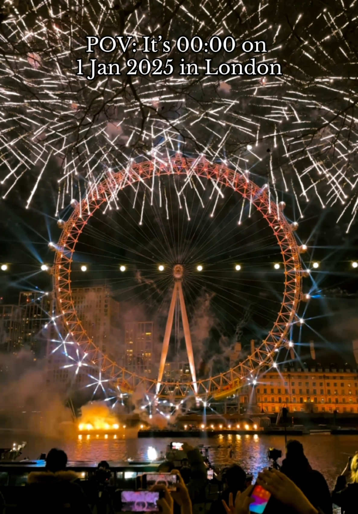 Happy New Year to everyone from London! 🇬🇧 #londonfireworks #londonnewyearsevefireworks #london #newyearseve #nye #fireworks #londonevents #londonhotspots 