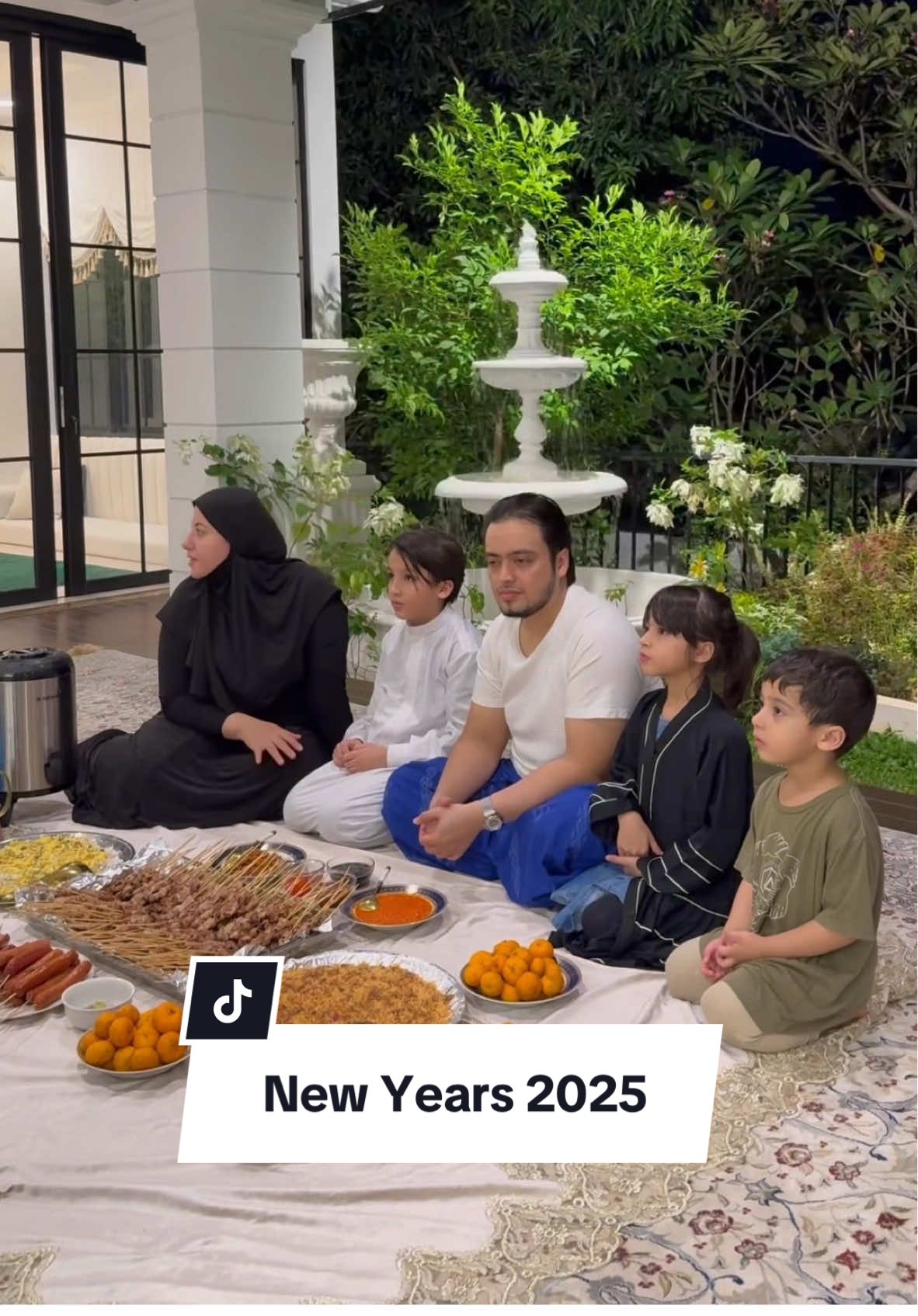 Masya ALLAH post pertama di 2025, COMMENT APA HARAPAN KALIAN DI TAHUN INI🥹 menyambut 2025 dengan malam penuh ampunan tepat  di 1 RAJAB ✨ semoga semua doa yg kita harapkan tercapai dan kita diberi kesehatan dan umur yg panjang untukbertemu  bulan ramadhan yg penuh berkah 💕 #newyears #2025 #tahunbaru #rajab #tasyiathasyia 