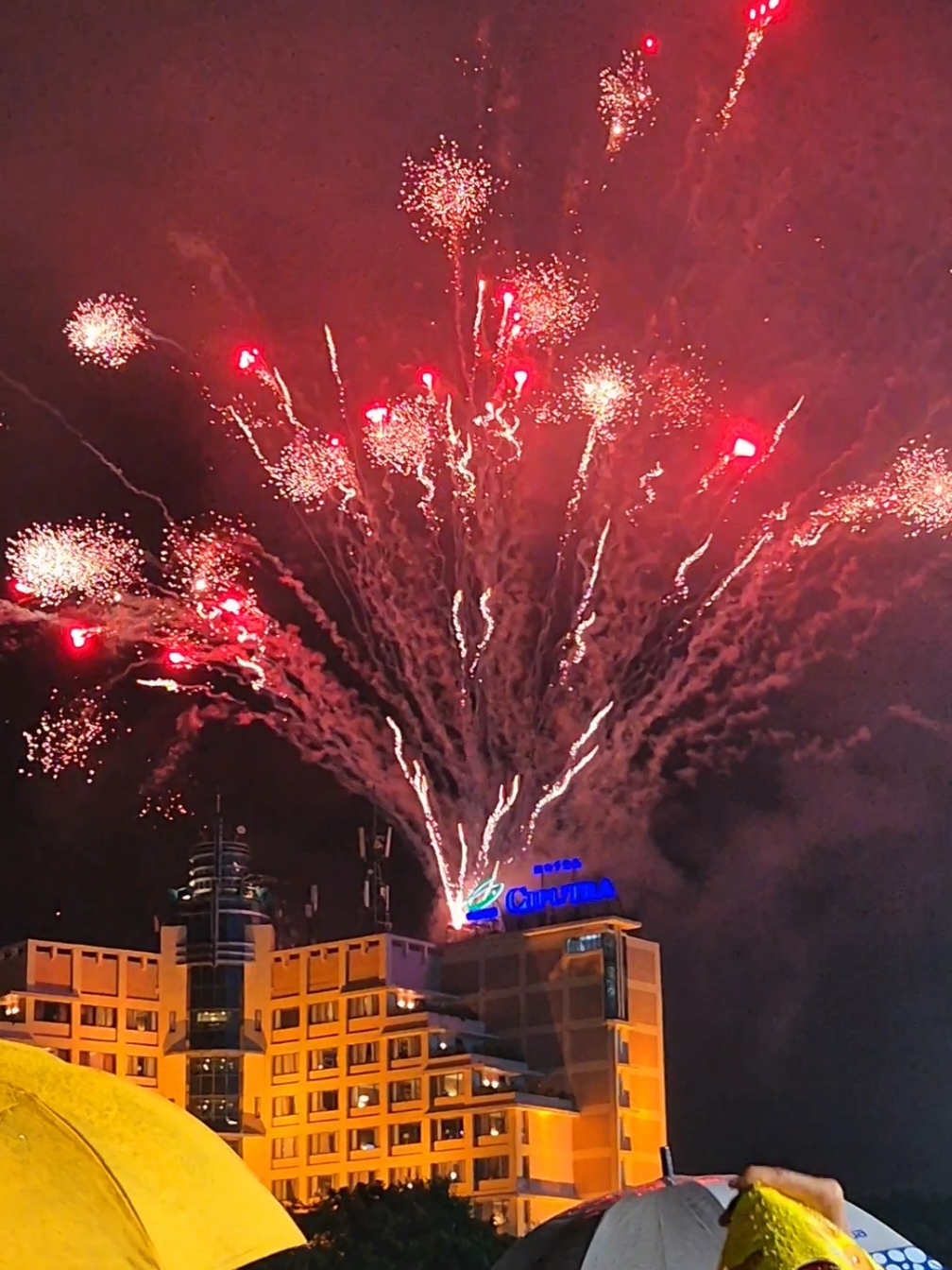 a year full of lesson🙂‍↕️ #happynewyear2025 #hotelciputrasemarang  #simpanglimasemarang #kembangapi #semarangstory #fypdongggggggg #fireworks 