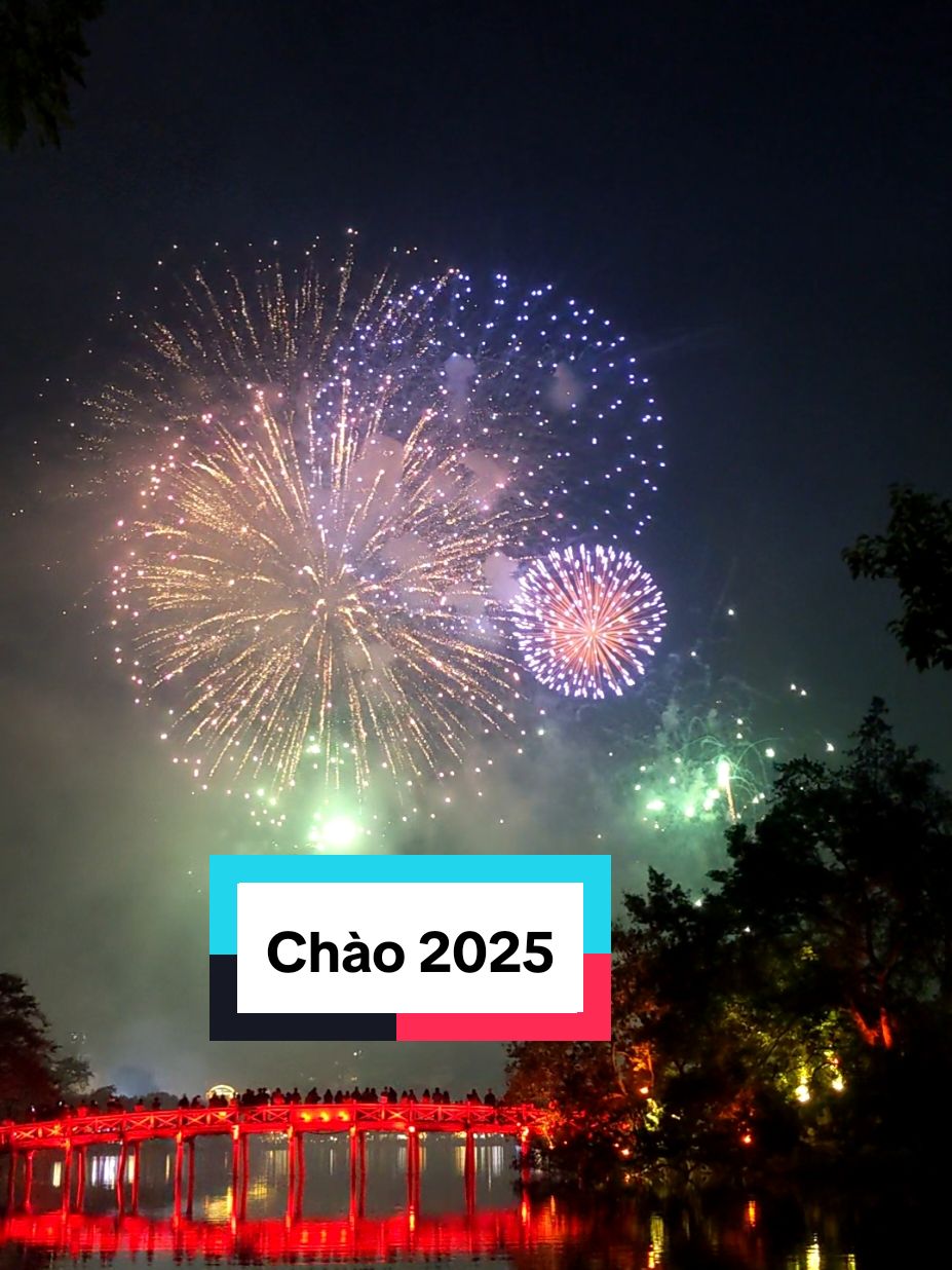 Xin chào 2025. Pháo hoa bờ hồ Hoàn Kiếm #2025  #coutdown  #nammoiminhtuoimoi  #phaohoatet  #bohohoankiem 