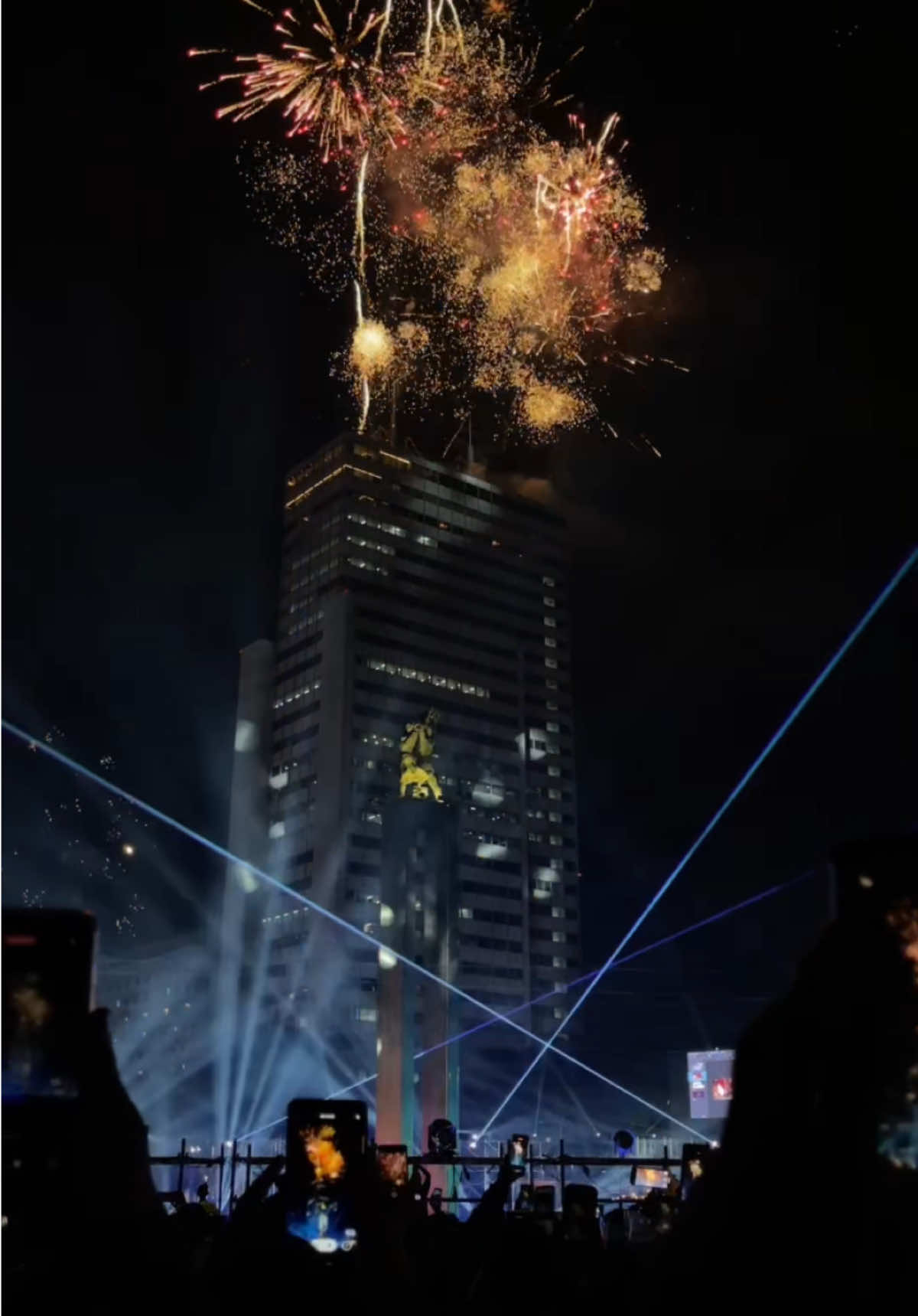 taun baruan di bundarah HI 💫🎇  #fireworks #newyear #2025 #fyp #bundaranhi #jakarta 