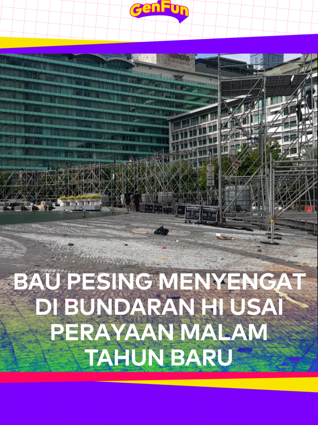 Kawasan Bundaran Hotel Indonesia (HI) menjadi salah satu titik pusat perayaan pergantian malam tahun baru 2025 di Kota Jakarta. Namun usai menjadi salah satu pusat perayaan oleh warga Jakarta malam itu, sebagian trotoar yang berada di Bundaran HI tepatnya didepan gedung Wisma Nusantara  terendus bau pesing yang menyengat. Selain itu terlihat juga sejumlah tanaman yang mengalami kerusakan diduga akibat terinjak-injak bahkan sampah seperti botol minuman plastik maupun bekas makanan juga masih terlihat berserakan. Kendati demikian dibeberapa titik lainnya sampah juga terlihat sudah dibersikan oleh petugas dari Dinas Lingkungan Hidup (DLH) DKI berpakaian oranye. Sebelumnya, Pj Gubernur DKI Jakarta Teguh Setyabudi sempat mengatakan warga yang merayakan momen ini tidak tertumpuk di di Bundaran HI. Ia mengatakan, perayaan tahun baru di Jakarta tak hanya terpusat di Bundaran HI. Hal ini guna mengurai kepadatan. Video: Oktaviani/PRMN #tahunbaru #jakarta #news #BundaranHI