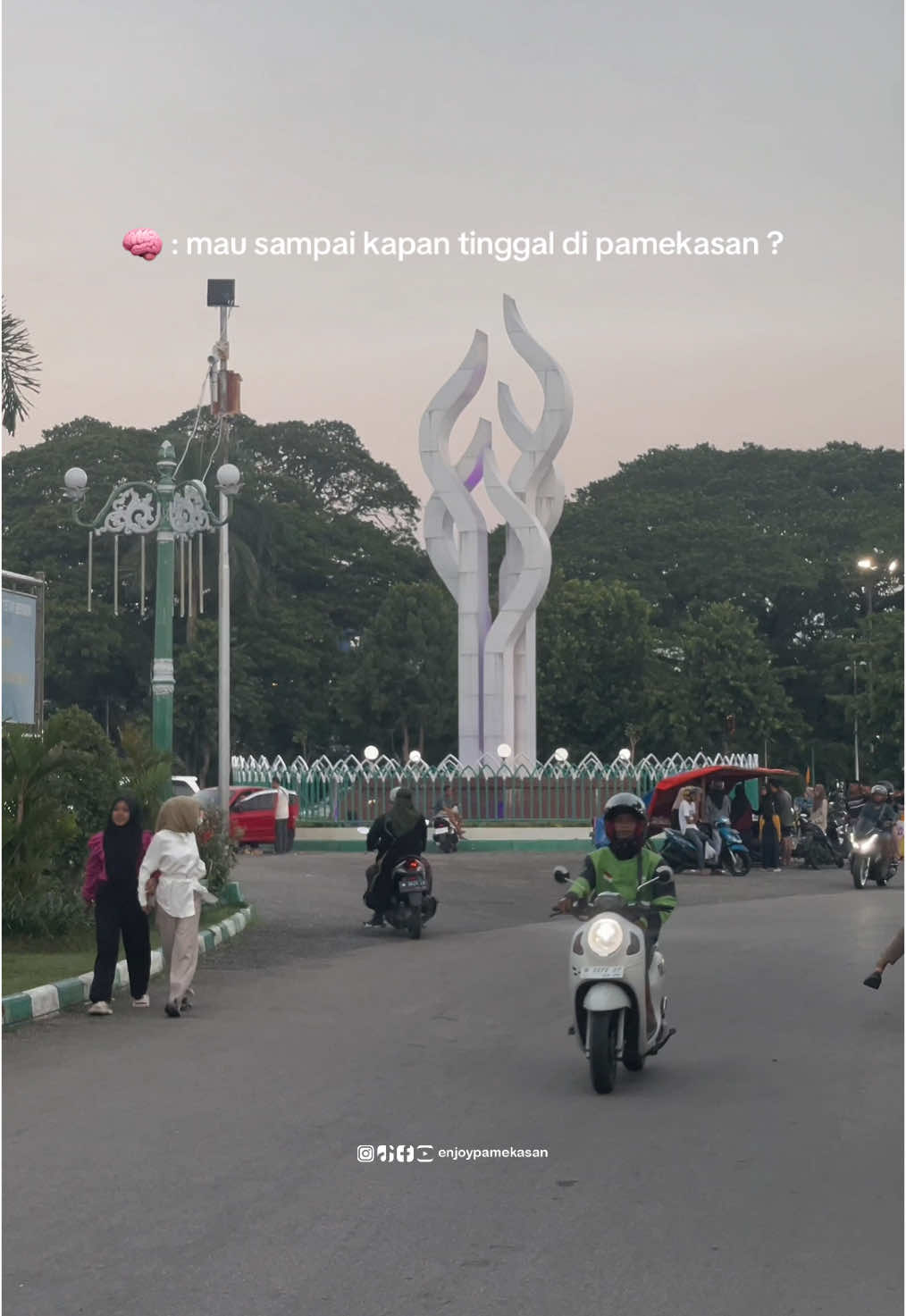 apa gak bosen kota yang auto-pilot tanpa wisata, public space, RTH yang gitu” aja ? 🙂 btw selamat tahun baru hehe, semoga 2025 kota kita kembali ke setingan manual 😅 #enjoypamekasan #lebihtahupamekasan #kotapamekasan #pamekasan #madura 