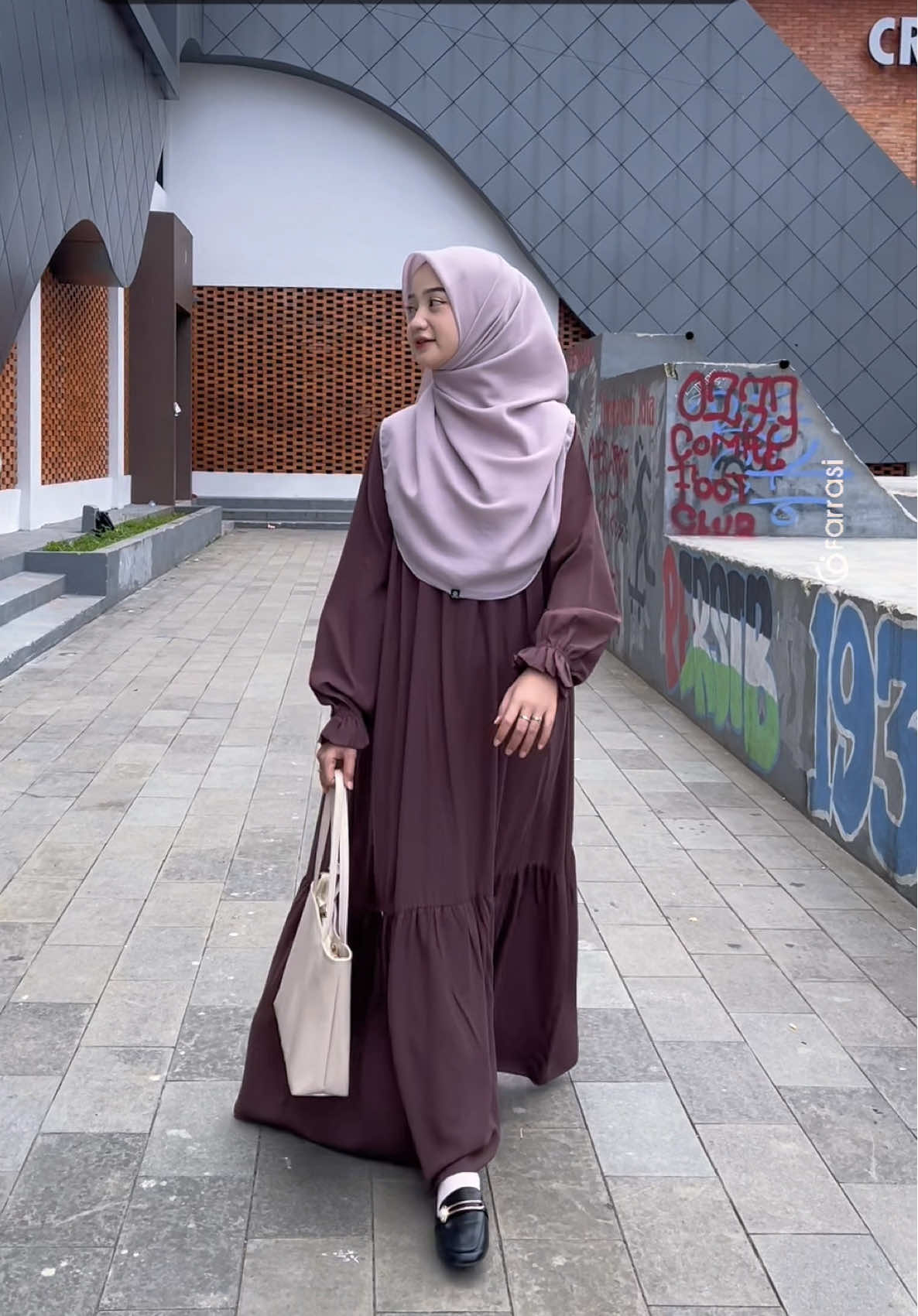 Ada yang sama? 🤭 #fypシ #abayastyle #fyp #ootdhijabindo #fypシ゚viral #abaya2025 ##viral #abayakekinian #farrasi #beranitampilsyari 