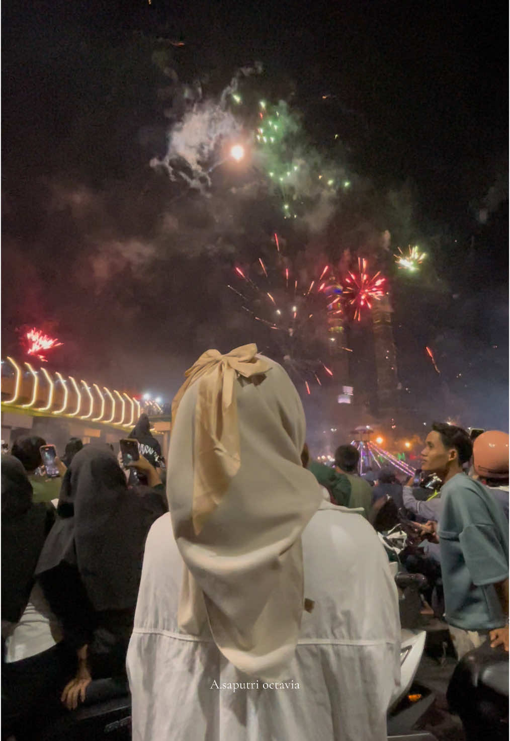 2025 harapan ku masih sama dipertemukan dengan hal hal baik .. cinta yang baik .. rezeki yang baik .. teman yang baik ..  orang tua panjang umur .. kesehatan yang lancar .. semoga apa yang belum terwujud di tahun sebelum-sebelum nya dapat direalisasikan ditahun ini  amin amin ya rabbal alamin#lampungviral  #newyear2025 #lampung