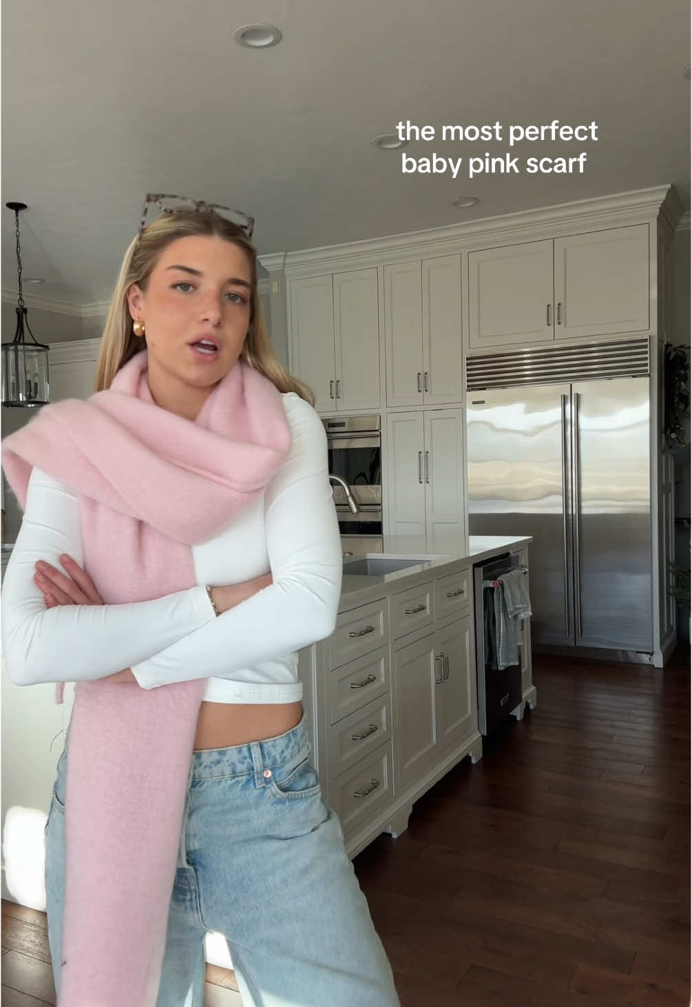 obsessed with baby pink right now 🩰 this scarf is so fun and the perfect accessory for the winter!! #scarf #oversizedscarf #scarfoutfit #winteroutfit #barreljeans #whitetshirt 