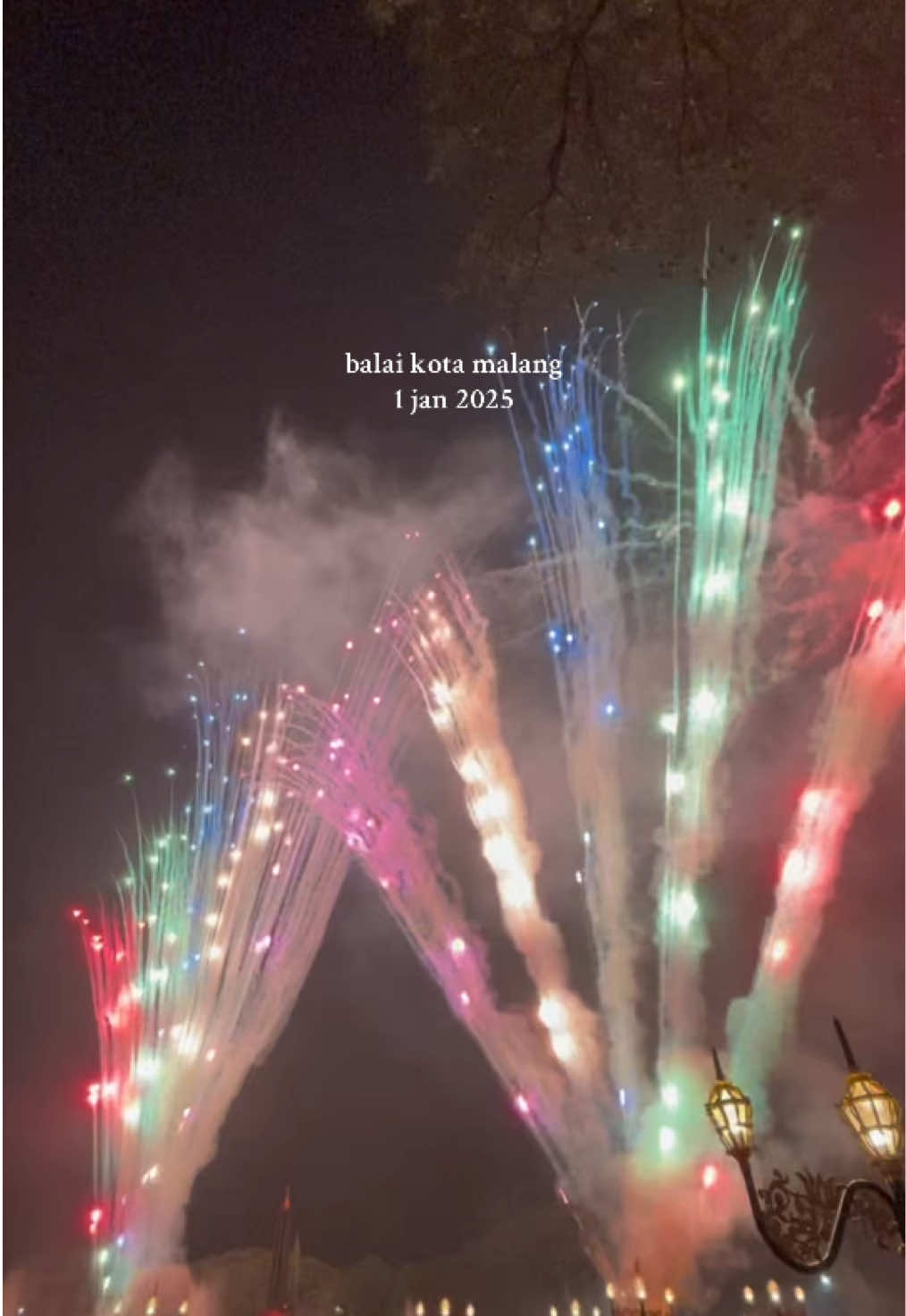 kembang api di balai kota malang tahun ini pecah bangett! seruu kali kedua kesini🤩✨ #malang #balaikotamalang #kembangapi #tahunbaru #2025 #malangterkini 