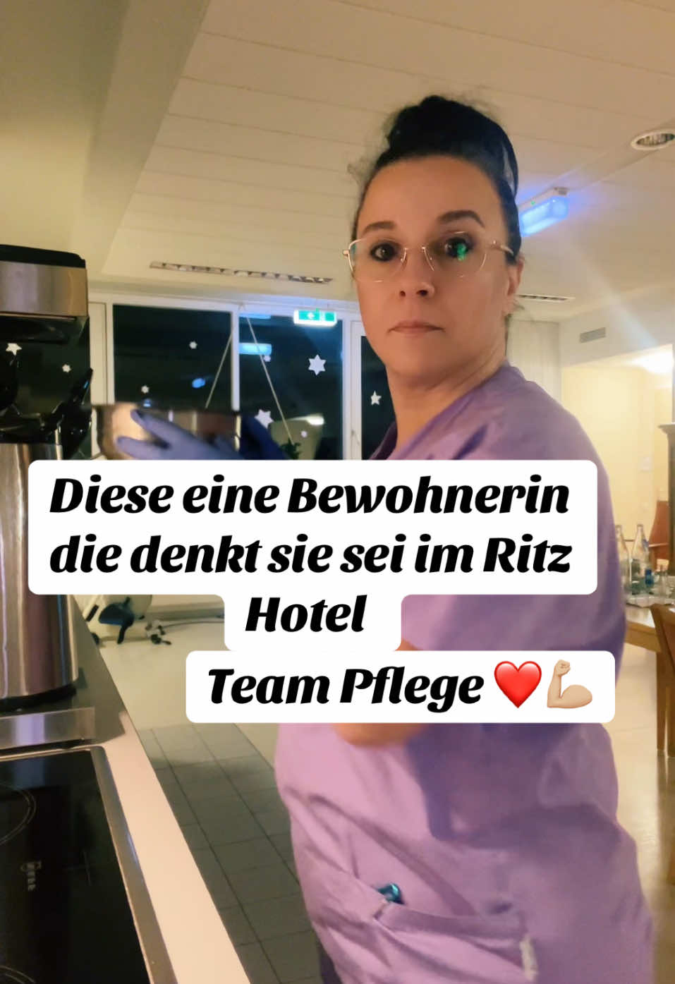 Wer hat auch so eine Bewohnerin?🫣😅#teampflege #pflegehumor #mfa #foryoupage❤️❤️ #nurspaß #fypシ゚ #goviral #nachtdienst #seniorenheim #twoandahalfmen #berta 