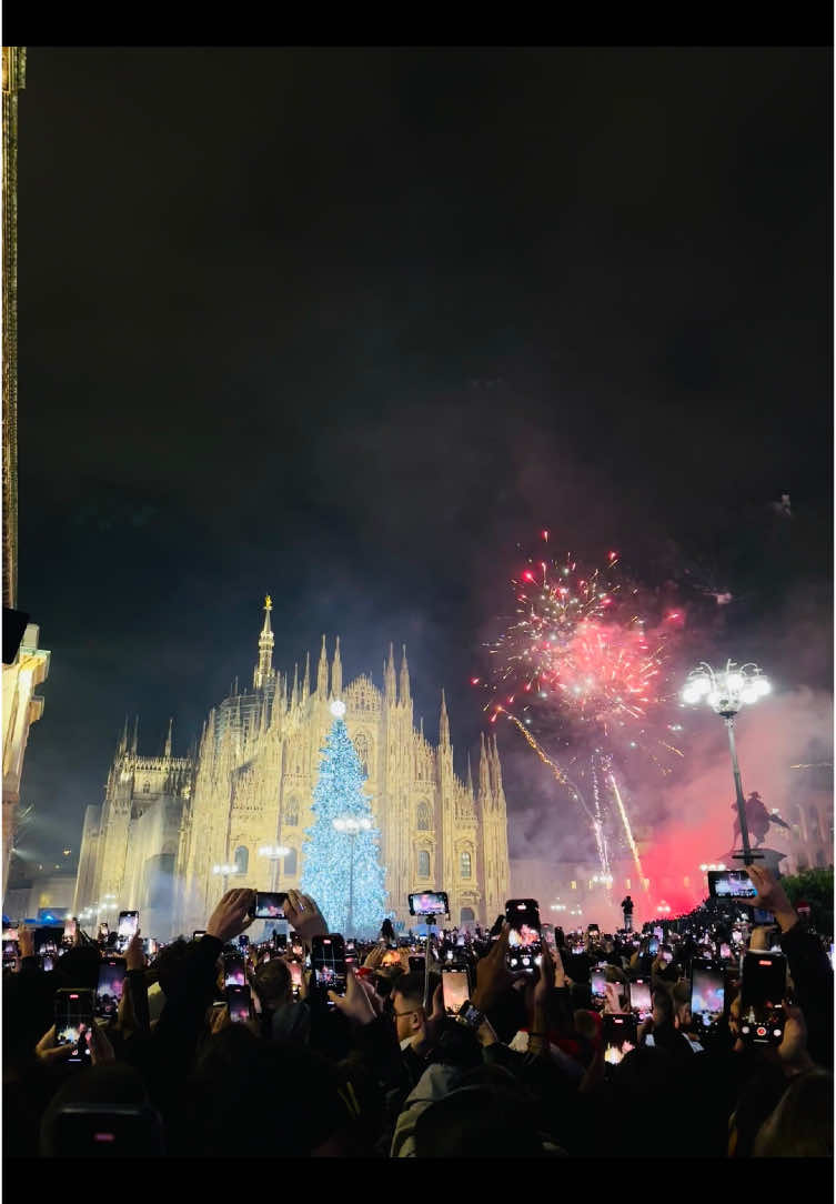 Doumo di milano 📍 #newyear #happynewyear #2025 #milan #doumodimilano #italy🇮🇹 #tiktokviral #foryoupage❤️❤️ 