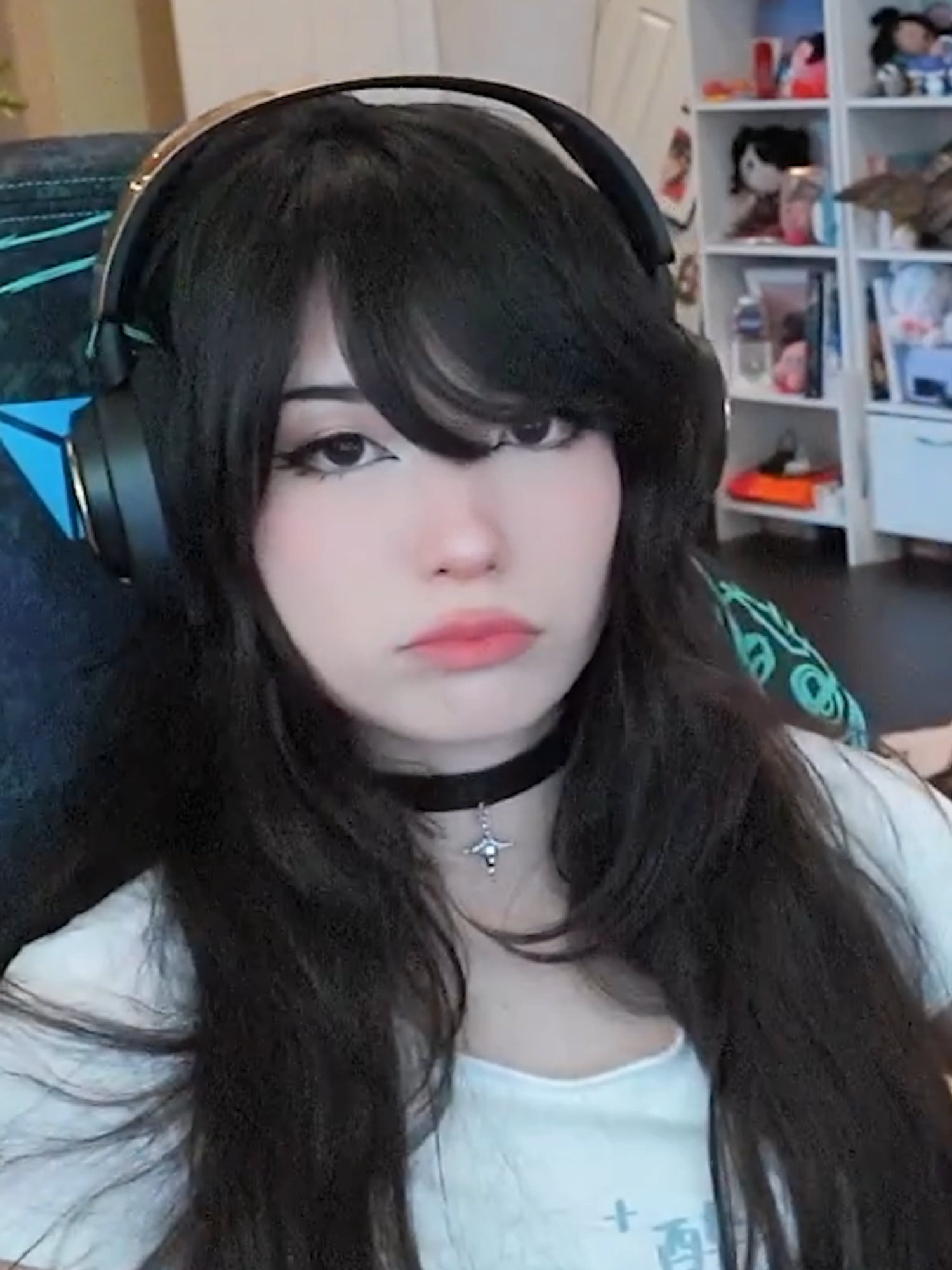 Why Emiru Doesn’t Wear Headsets #emiru #fyp #headset #twitch #streamer #livestream #foryoupagee