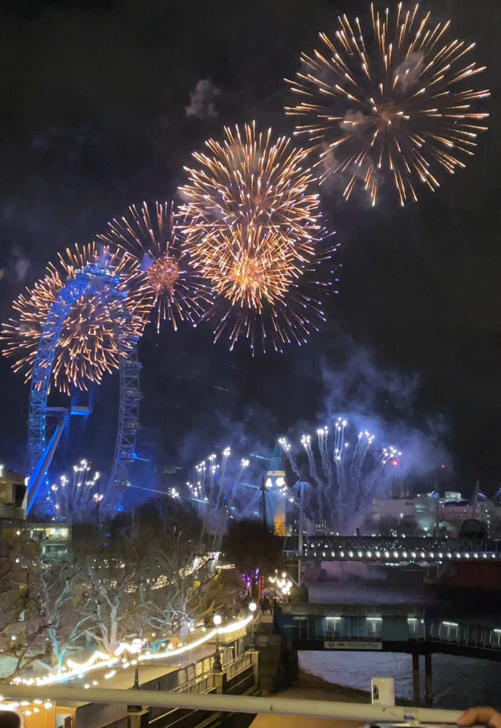 Happy New Year! #londoneye #newyear #2025 #happynewyear #nye #bigben #fireworks #london #fyp @The London Eye 