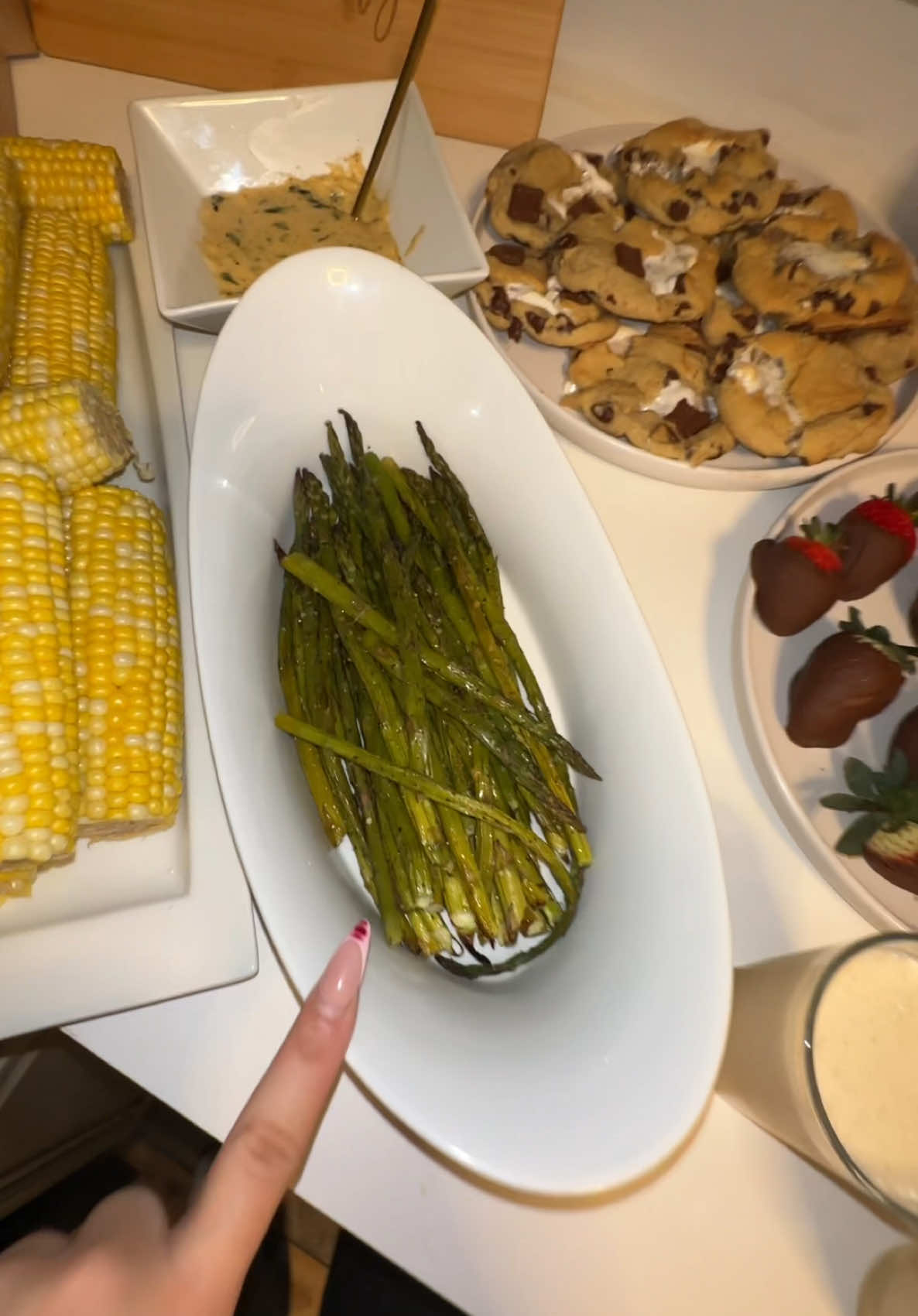 chocolate covered strawberries have my heart 🤍 #fy #feast #happy #food #newyears #2025 #asparagus #chicken #stuffedchicken 