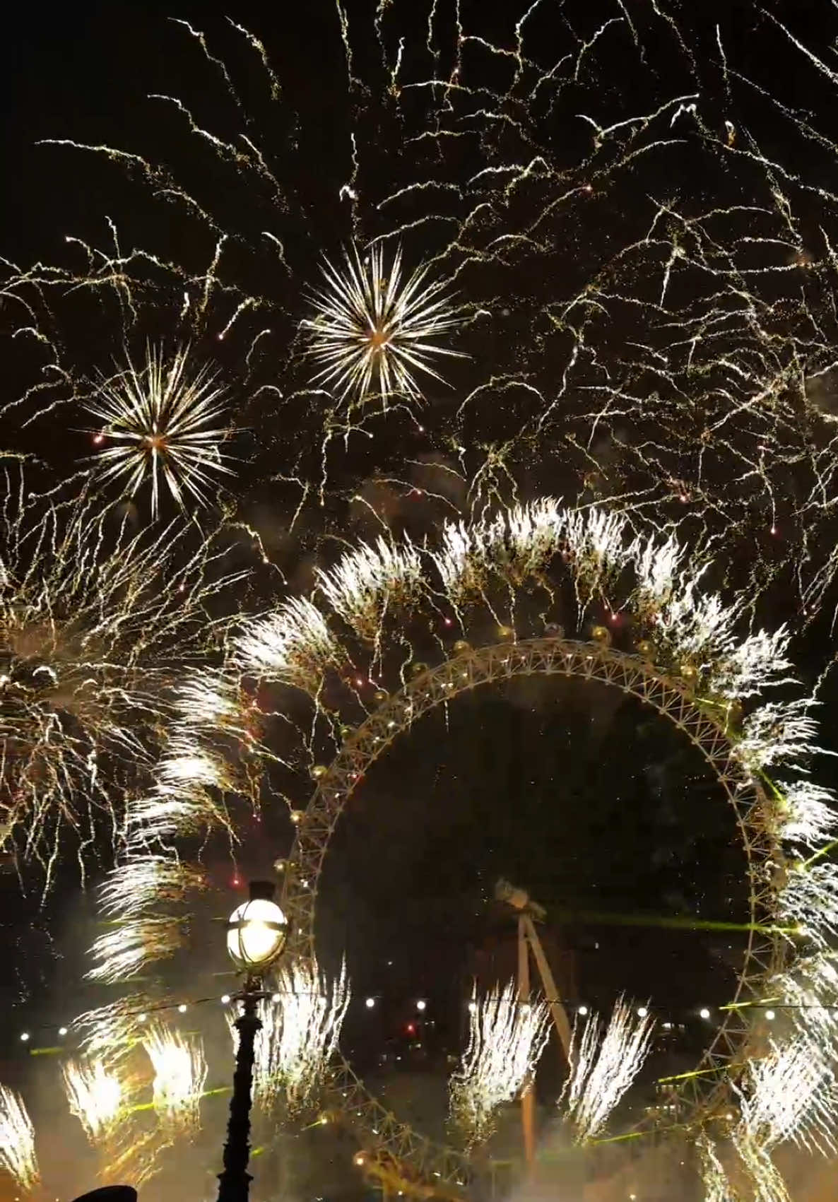 London New Year fireworks 2025 🎇 #nye #nyelondon #2025 #fireworks #londoneye 