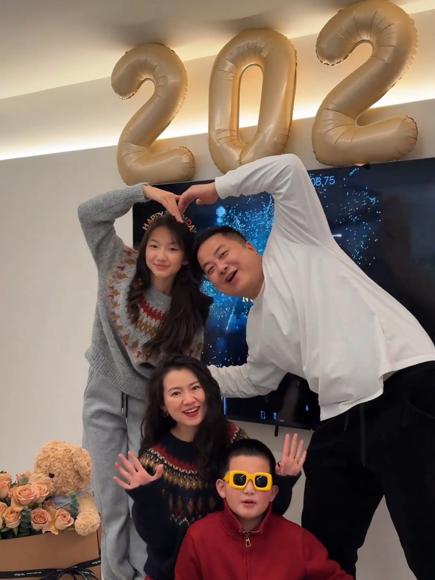 今年生日遇上跨年太幸运啦~#年岁并进 #跨 年快乐#生日快乐 #happynewyear  #happybirthday #couple #family #myson #mydaughter 